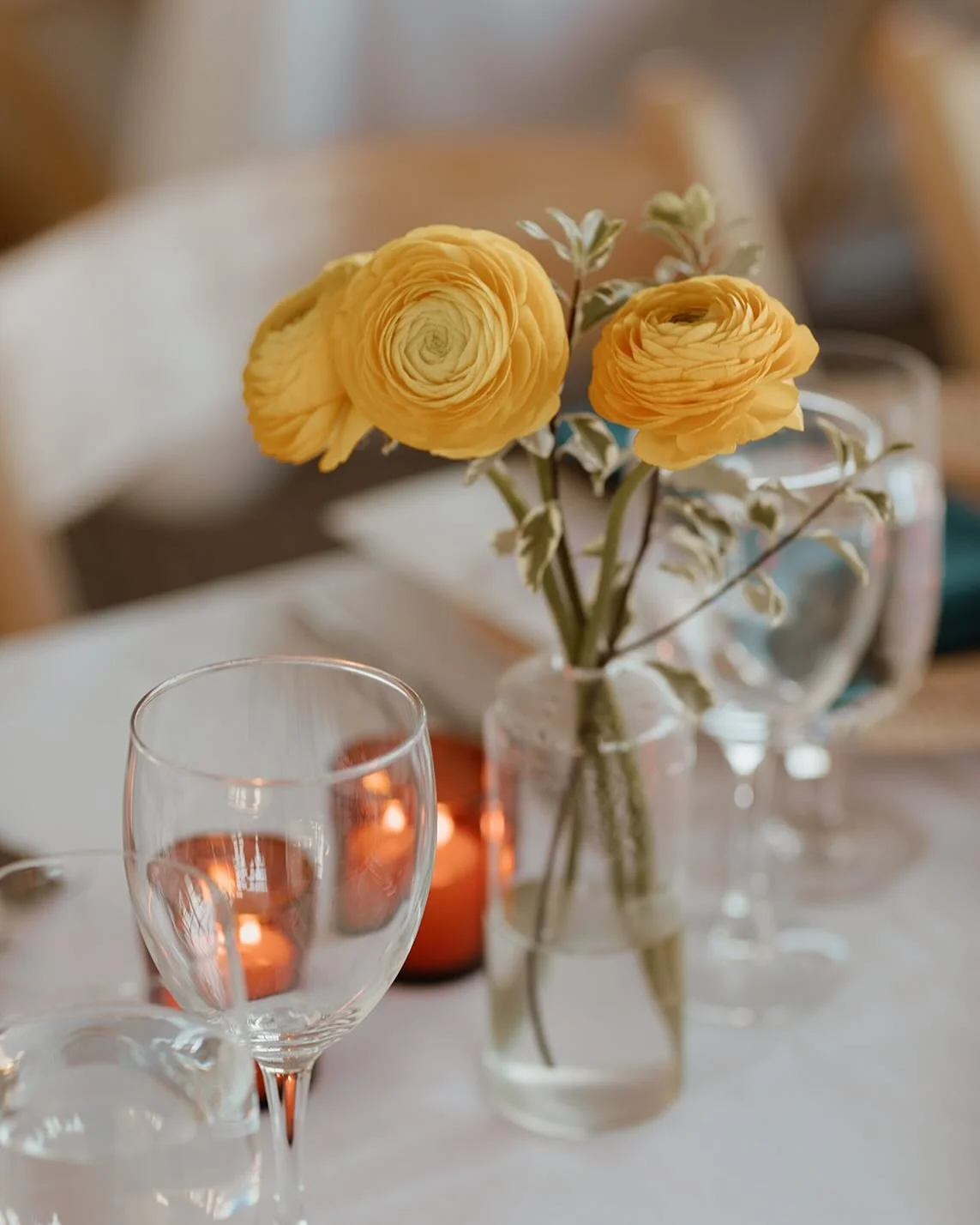 This golden yellow is my favorite color of all time. I loved doing these mixed centerpieces with budvases and compotes for Emily and Davies at @portlandoceangateway 

Stunning photography by @kellystevens.photo