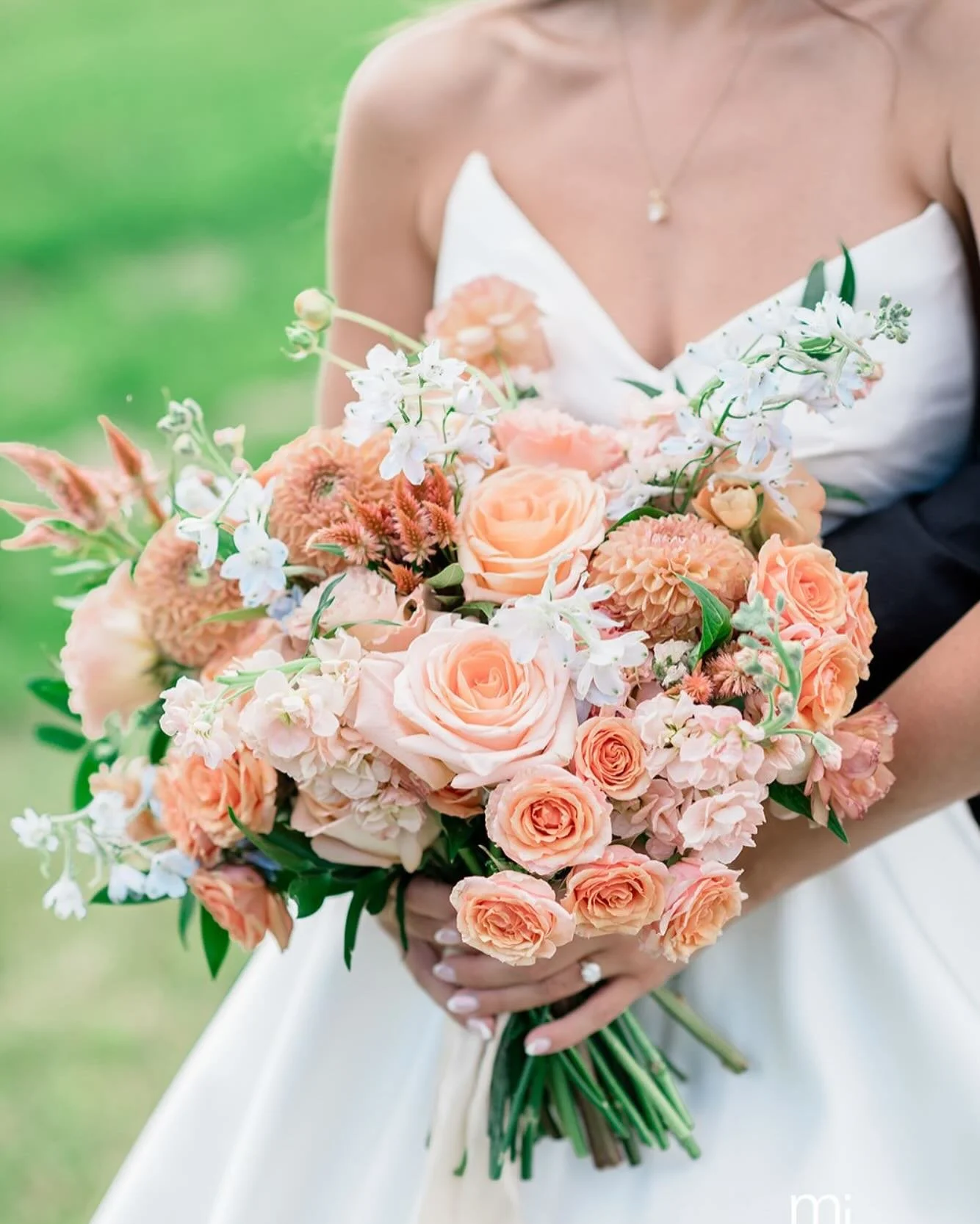 Love this orange and blue palette 👏🏻👏🏻👏🏻

Featuring the beautiful @emmalarocque_ 
Photography by @meredithjanephoto 
@vermontweddingvenue
@jacolievents