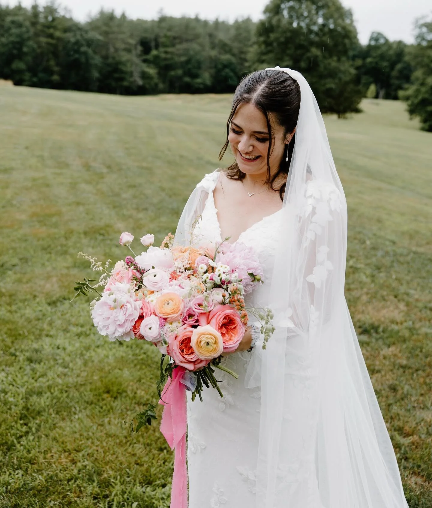 Continuing the theme of colorful June bouquets this week with my girl @kaiyad looking beautiful in the fields of Powder Major&rsquo;s Farm 💕

Photo by @henrycottonphoto 
@foreverinadaybykelly 
@powdermajors