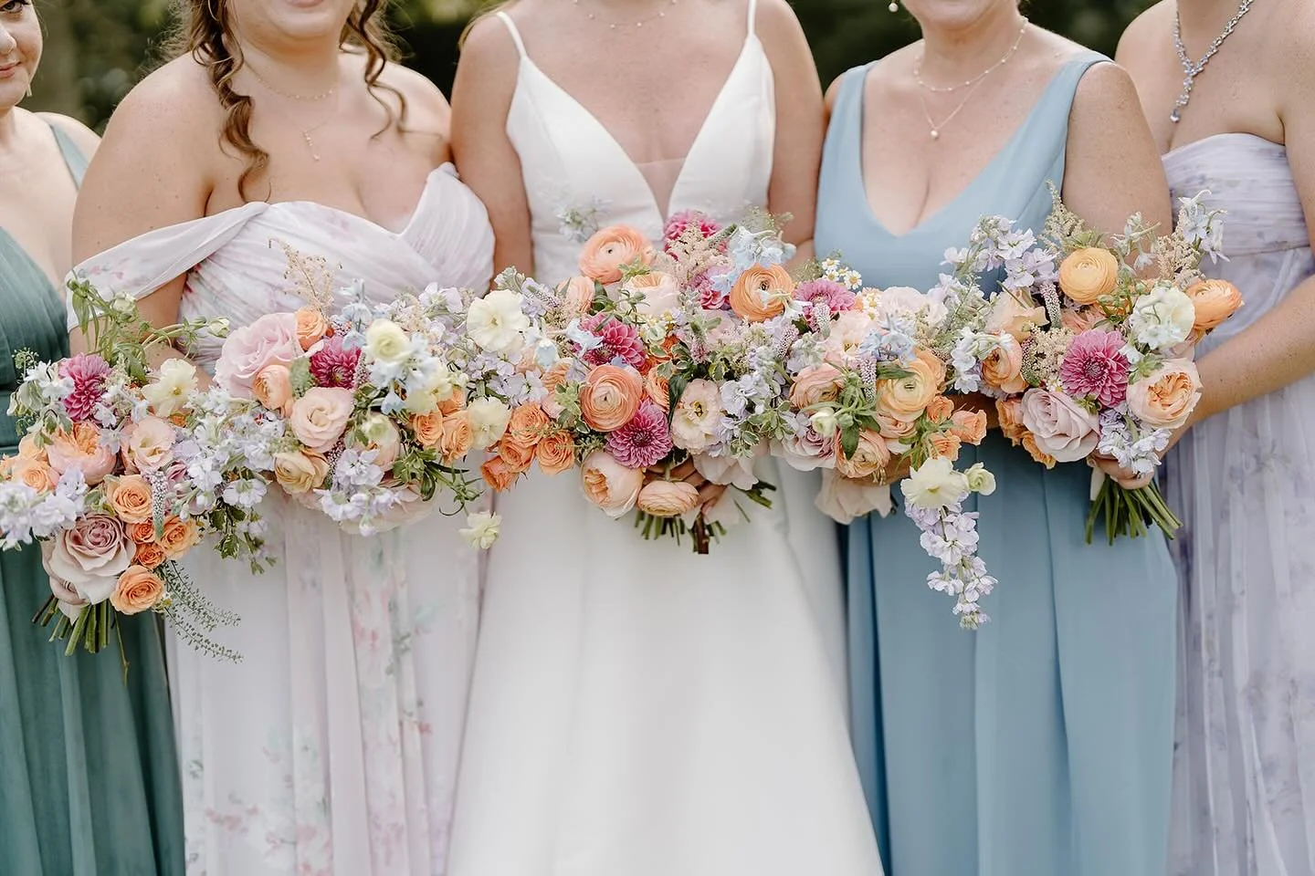 Loved the summery coastal color of Caitlin and Adam&rsquo;s wedding!! 😍

Photography by @breonnawellsphotography 
@caitcotts 
@ubmeetinghouse