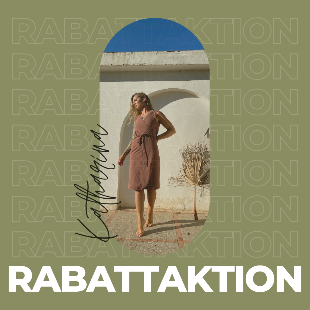 Ein Model in einem braunen Kleid steht vor einer weißen Wand mit einem Bogen und einem Trockenstrauch, die Sonne scheint, und der Text 'ladylady' sowie das Wort 'RABATTTAKTION' sind auf dem Bild sichtbar.