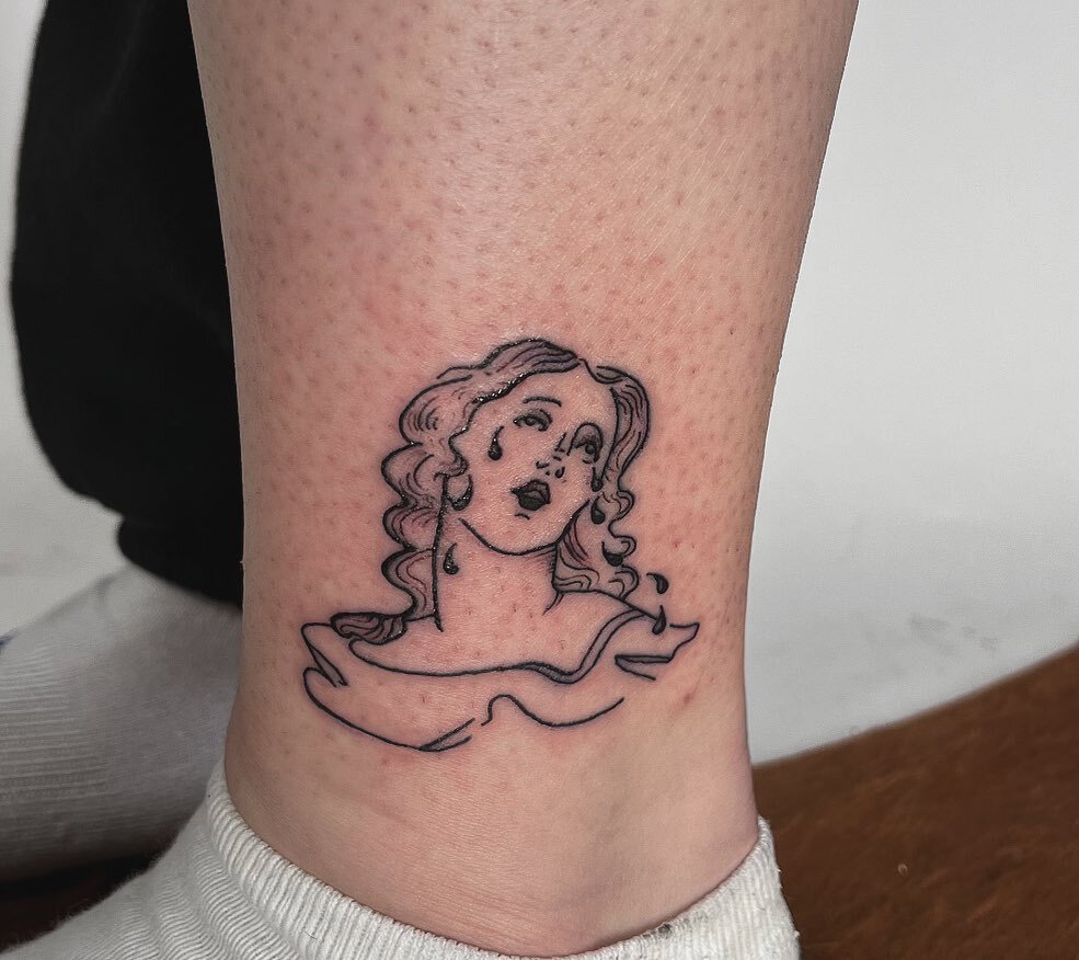 Sad lady from my flash 🌚 
&bull;
&bull;
&bull;
&bull;
&bull;
&bull;
#tattoo #blackworktattoo #ttt #illustration #tattooist #tattooart #tattoocollector #aesthetictattoo #tattooideas #halifax #novascotia #eastcoasttattooer #eastcoasttattooers #tattooa