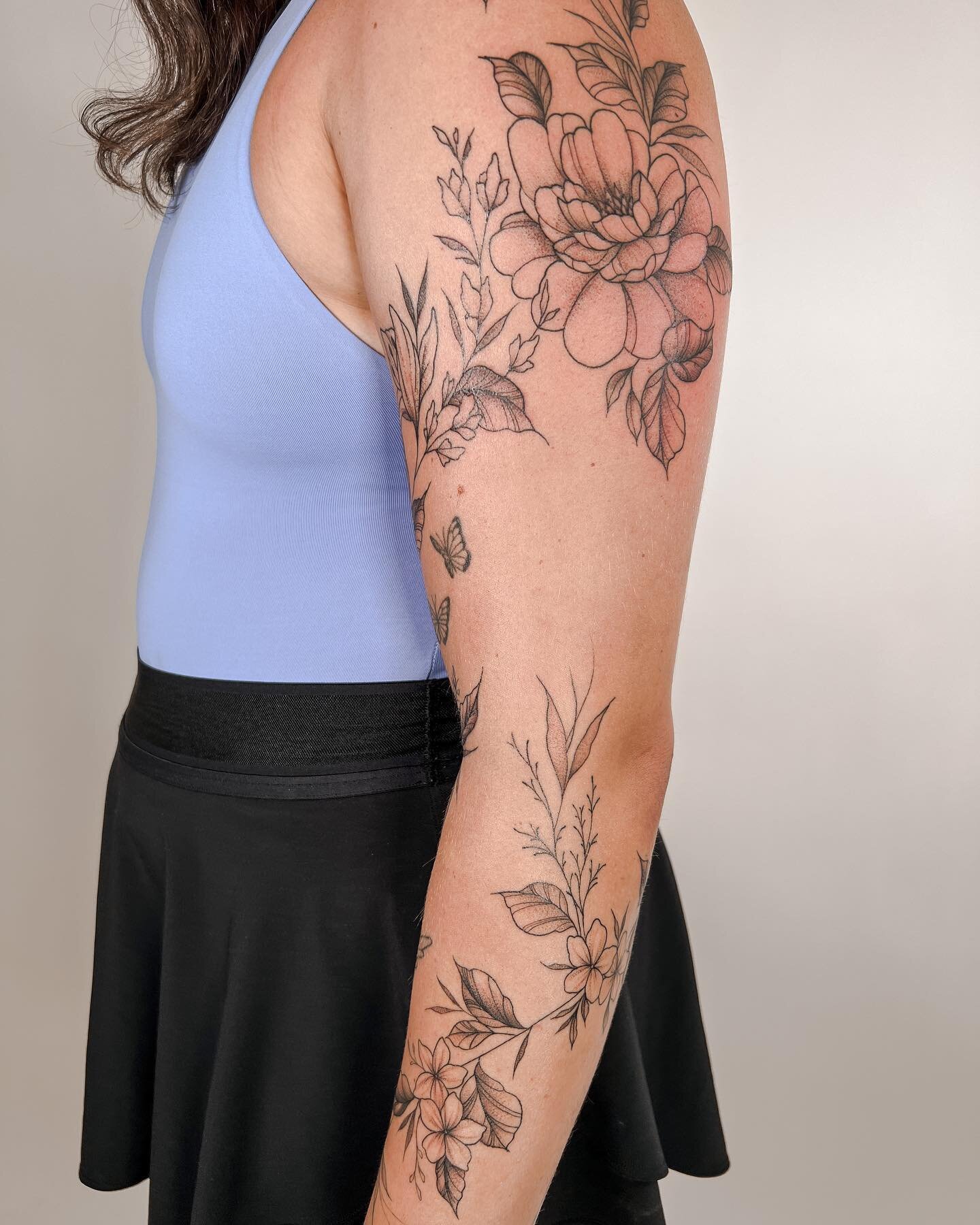 One of the biggest freehand wrap pieces I&rsquo;ve done. Thanks so much for the trust on this one brooke! Couldn&rsquo;t be happier with how this piece turned out. (Lines healed, shading fresh! Everything by me excluding the hummingbird).
.
.
.
.
.
.