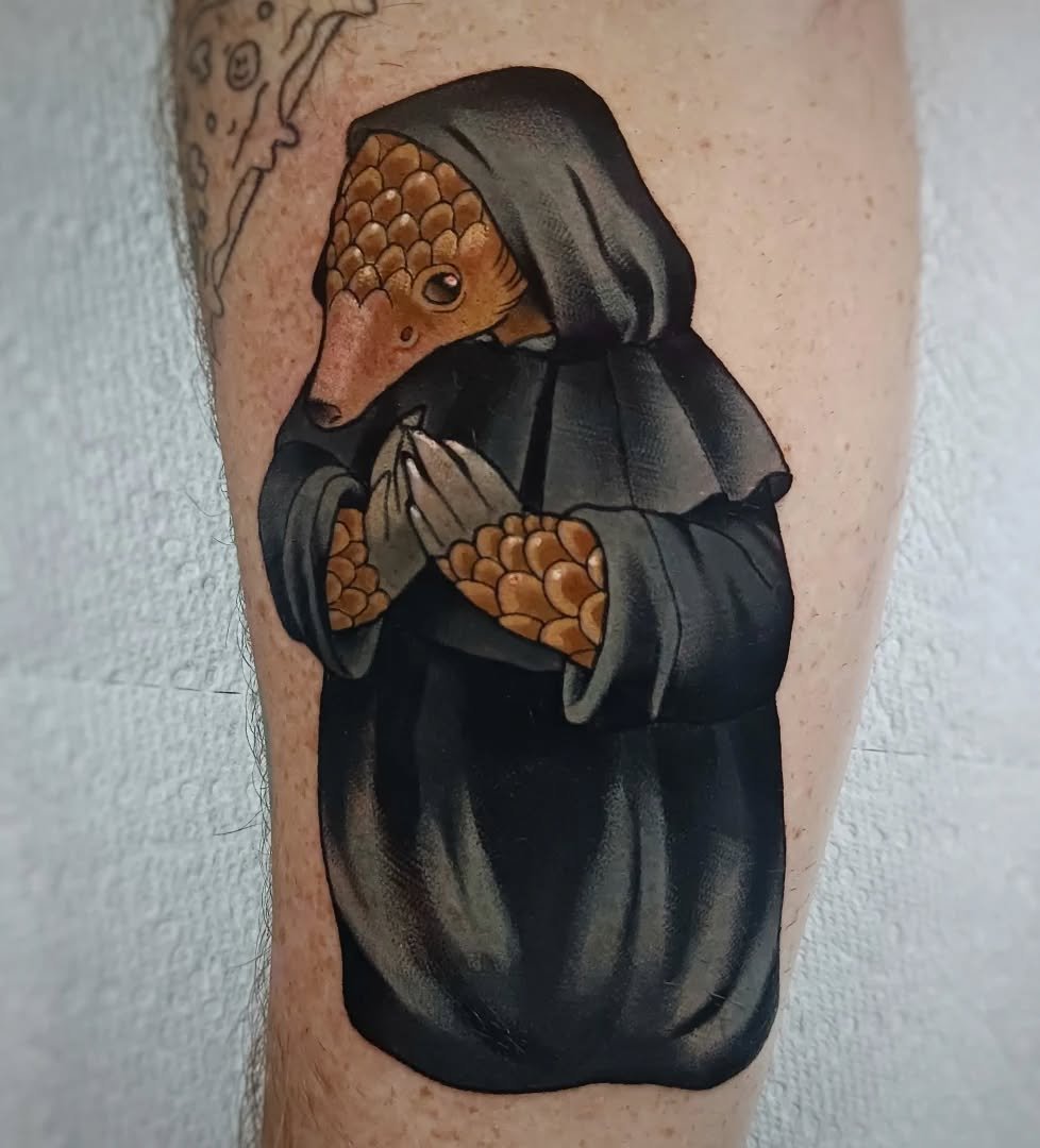 A robed pangolin for JW. I had so much fun drawing this piece, would love to tattoo more anthropomorphic animals!
.
.
.
.
.
.
.
.
.
.
.
.
#tattoo #neotraditional #pangolin #halifax