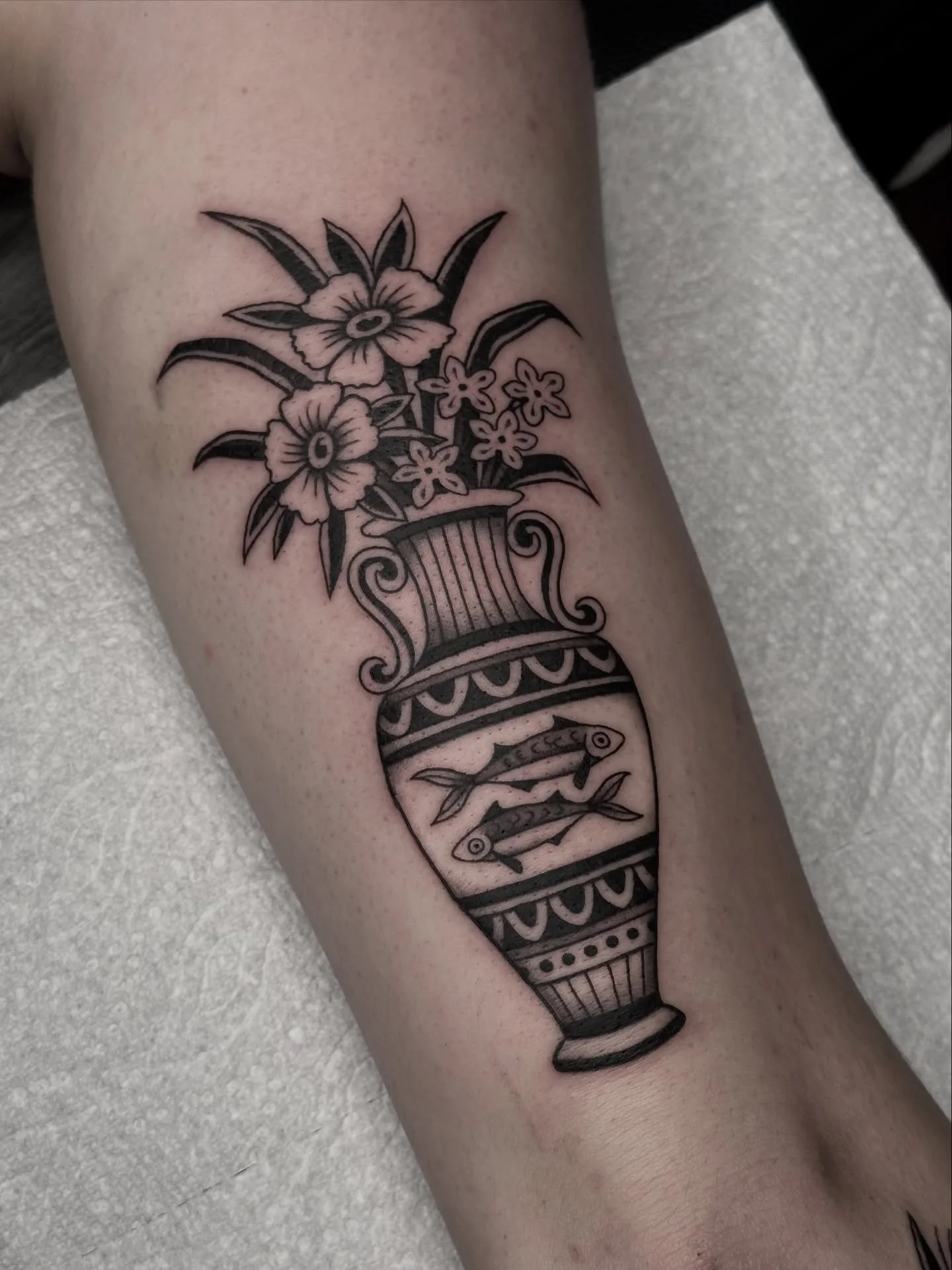 Fishy vase and a couple other cuties from last week.
Loving the summer vibes!
.
Made at @blackeleventattoo