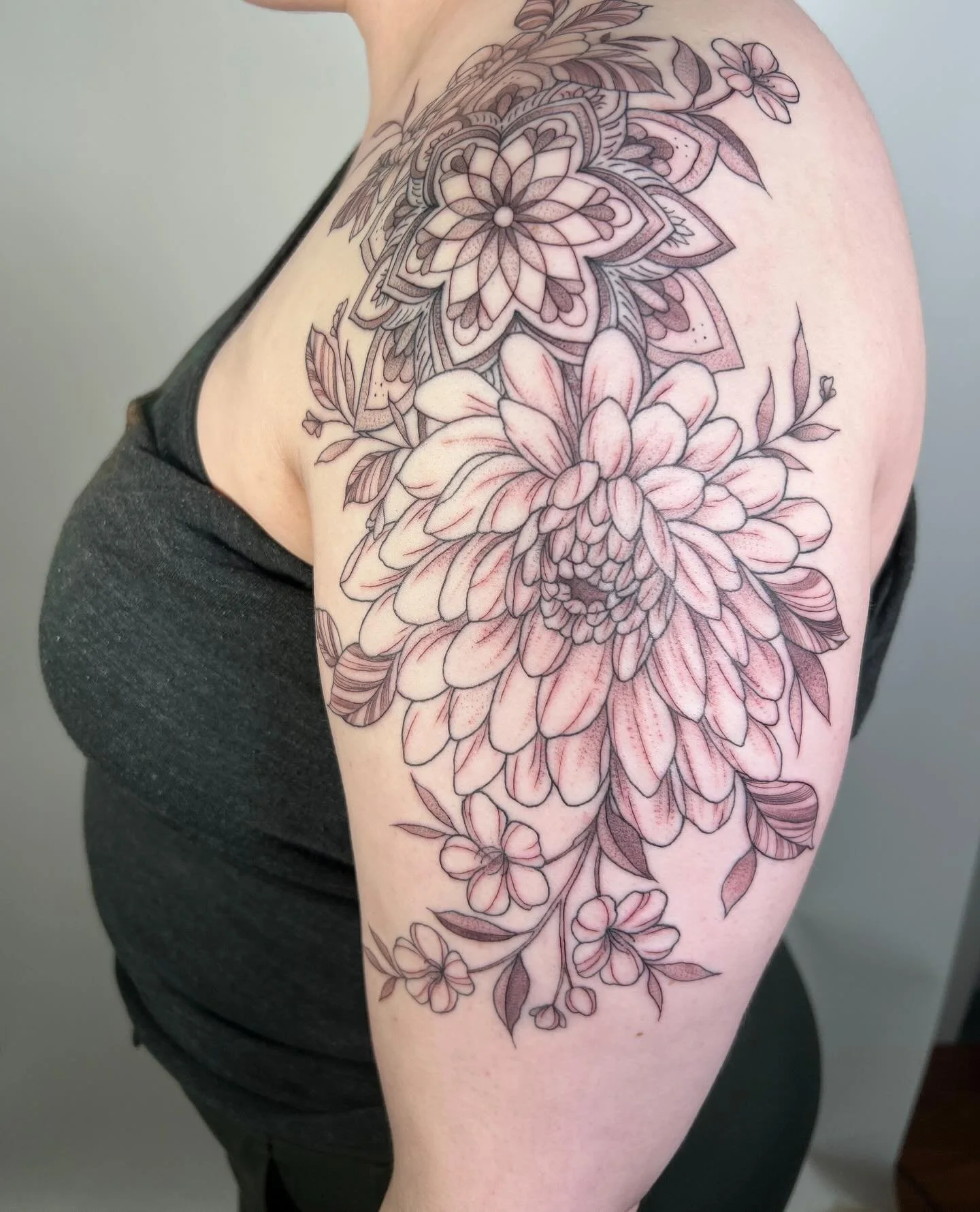 Finished up this cool Mandala / floral piece for Natasha, thanks for the trust ! Swipe for close ups.