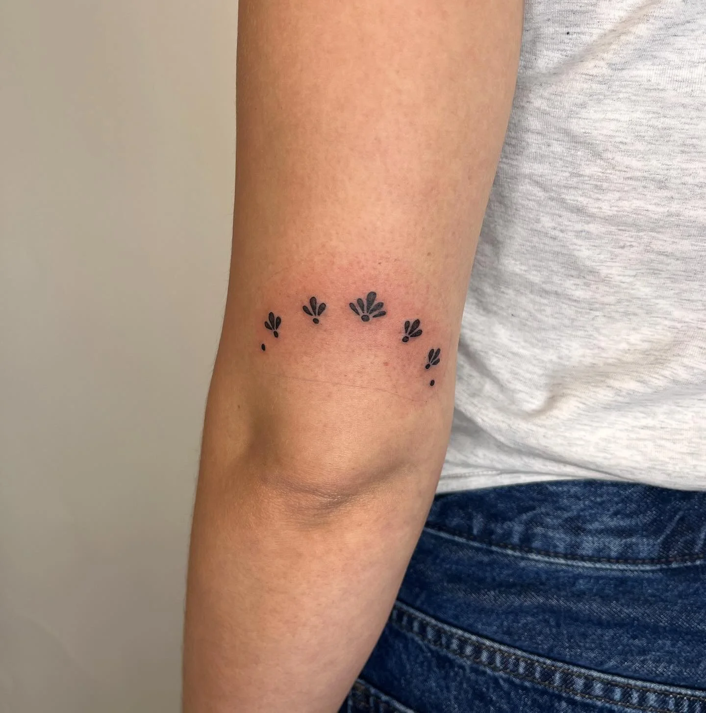 Elbow decoration for Annie 🌛