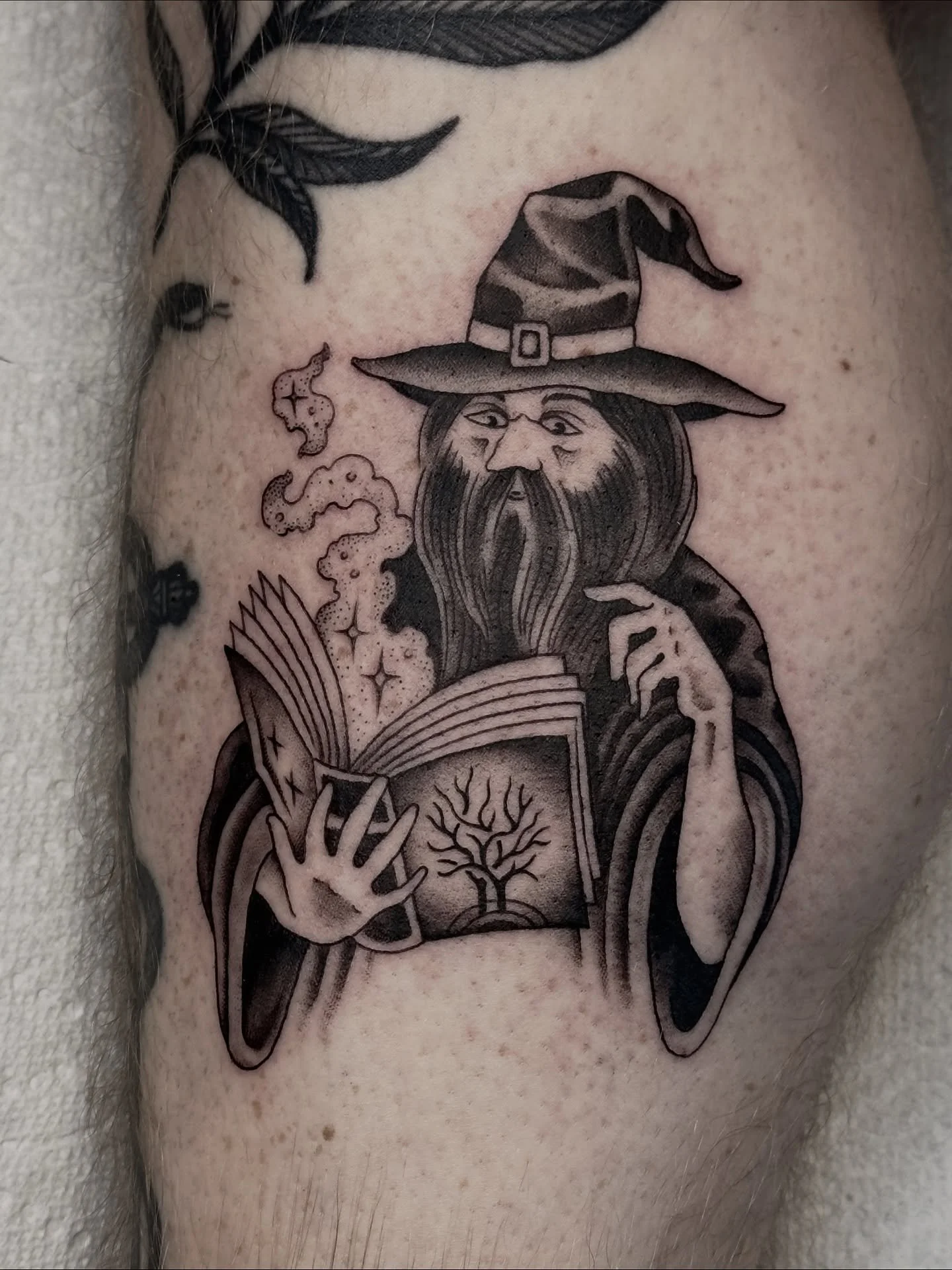 Woodland Wizard 🧙&zwj;♂️🌲
Fifth annual Halloween flash 4 my boi @nulo4u 💚
.
Made at @blackeleventattoo