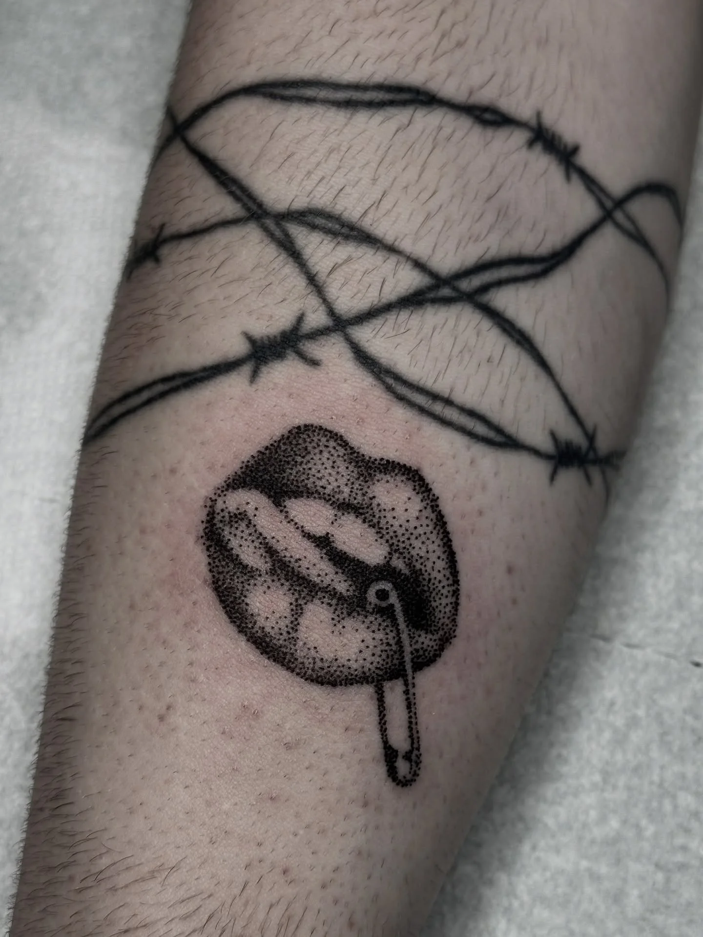 Healed and fresh for Shawn 
Dots are fun and I wanna do more of em 
&hellip;&hellip;&hellip;
Made at @blackeleventattoo