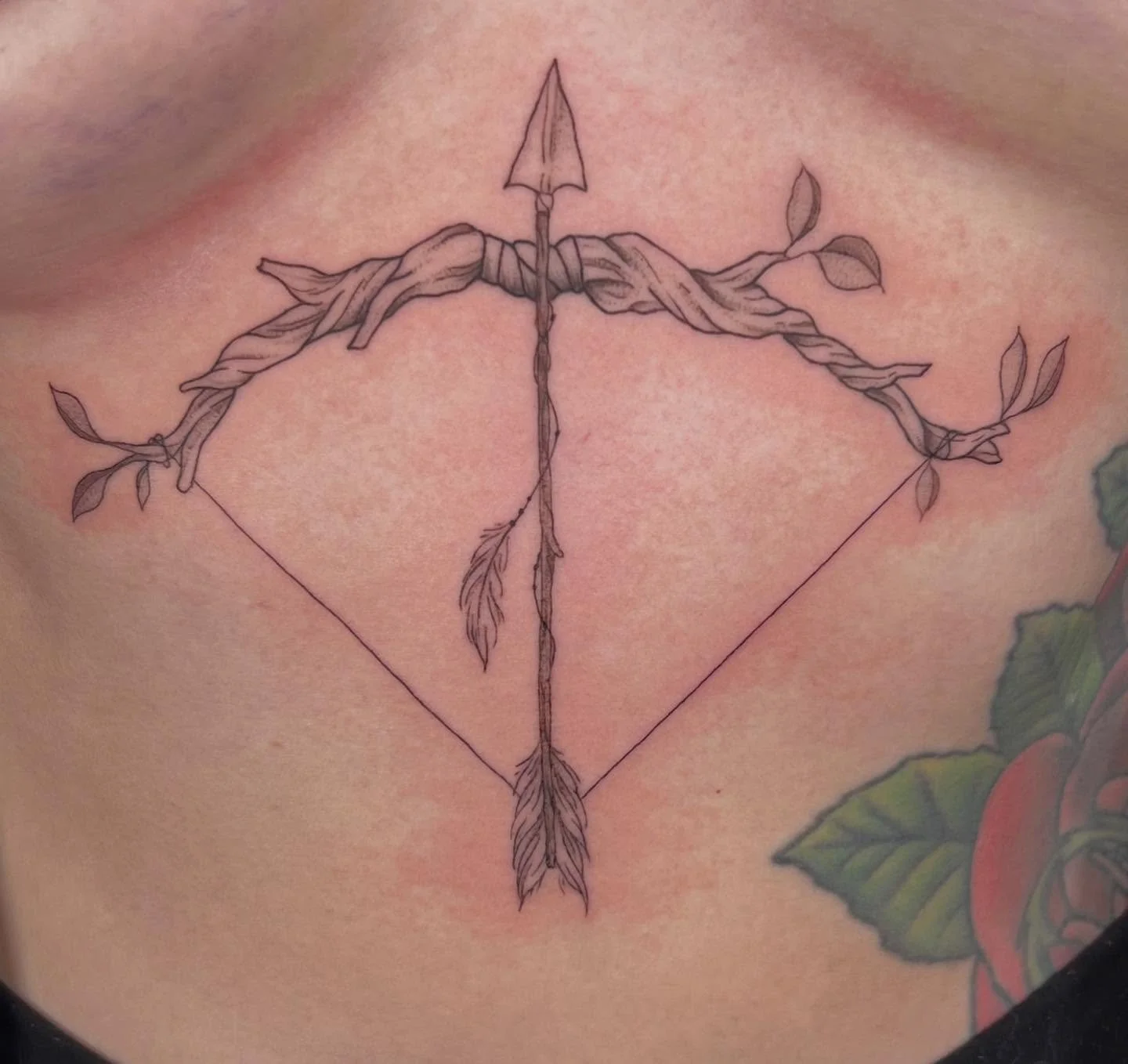 Got to do this cool bow and arrow piece for Jaime on her sternum, love how this turned out ! We also did some sweet laurels on her collarbones a couple of months back, swipe to see the collection. Thanks so much Jaime for trusting me again!