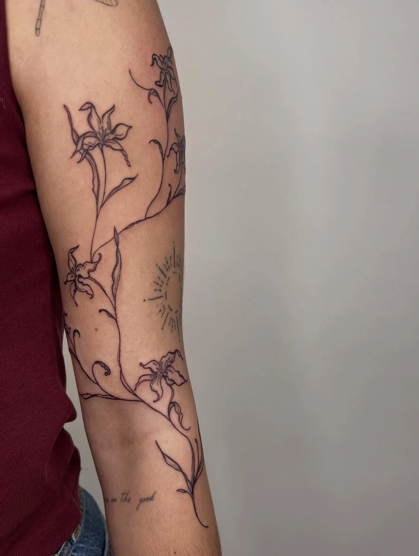 What a lovely way to finish off this work week 🌿🌸 it&rsquo;s an absolute joy to make these flowy floral artworks on my wonderful clients. Y&rsquo;all are truly the best 💗