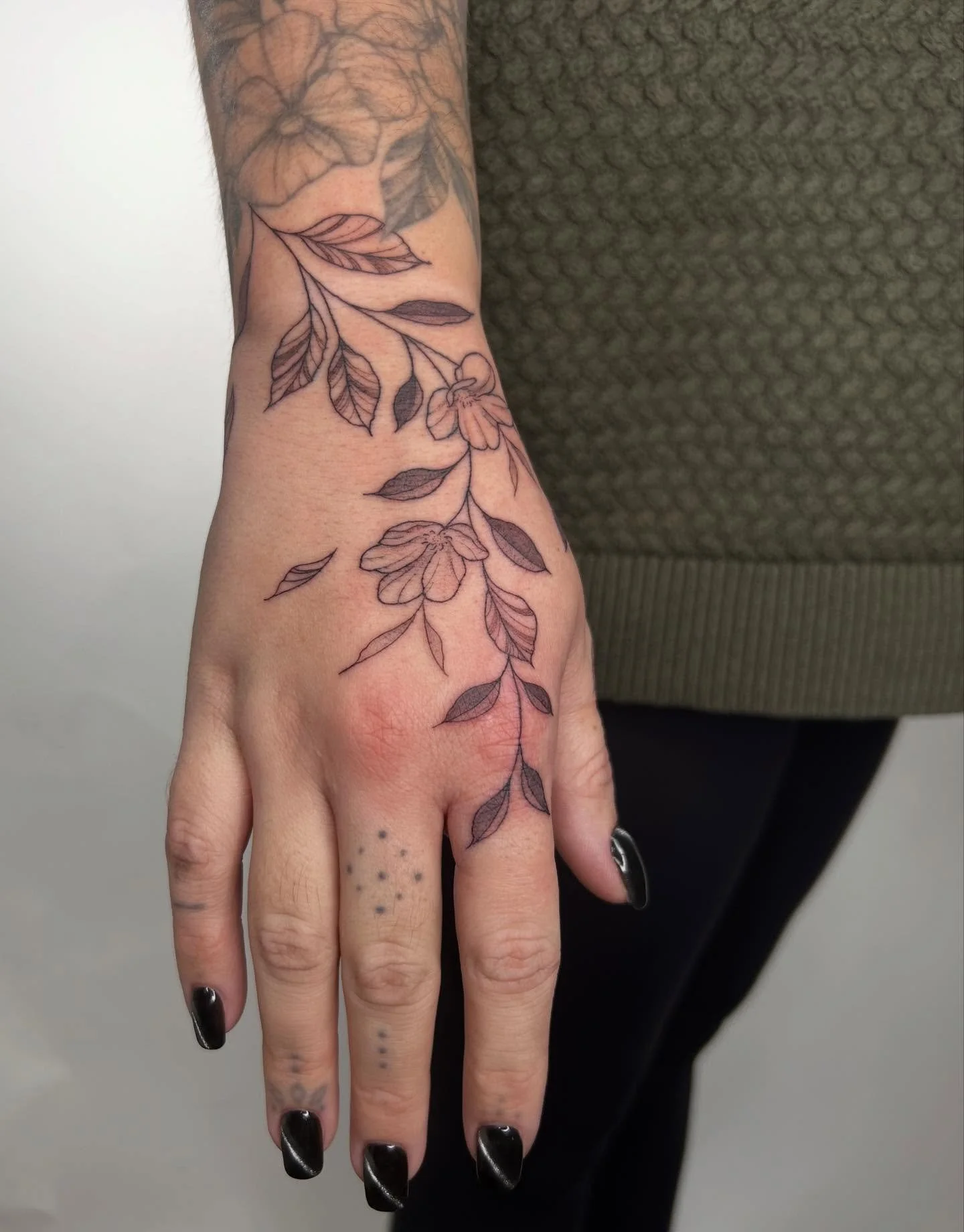 Floral hand tattoo for Jill, thanks for this fun one !