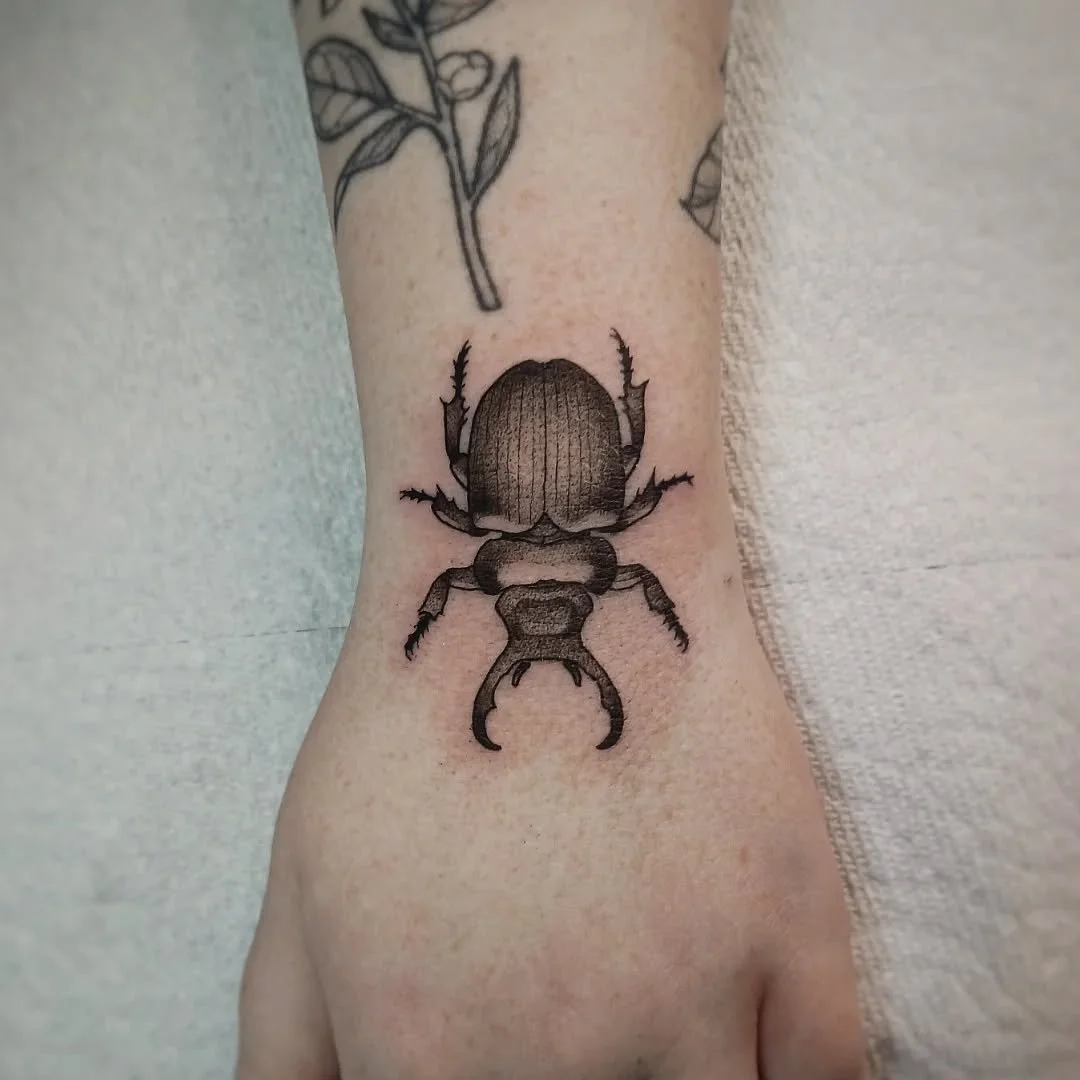 A birthday bug for Georgia! Swipe to see a healed eyeball snake from around a year ago.
.
.
.
.
.
.
.
.
.
.
.
.
.
.
.
.
#tattoo #insecttattoo #bugtattoo #blackandgraytattoo
