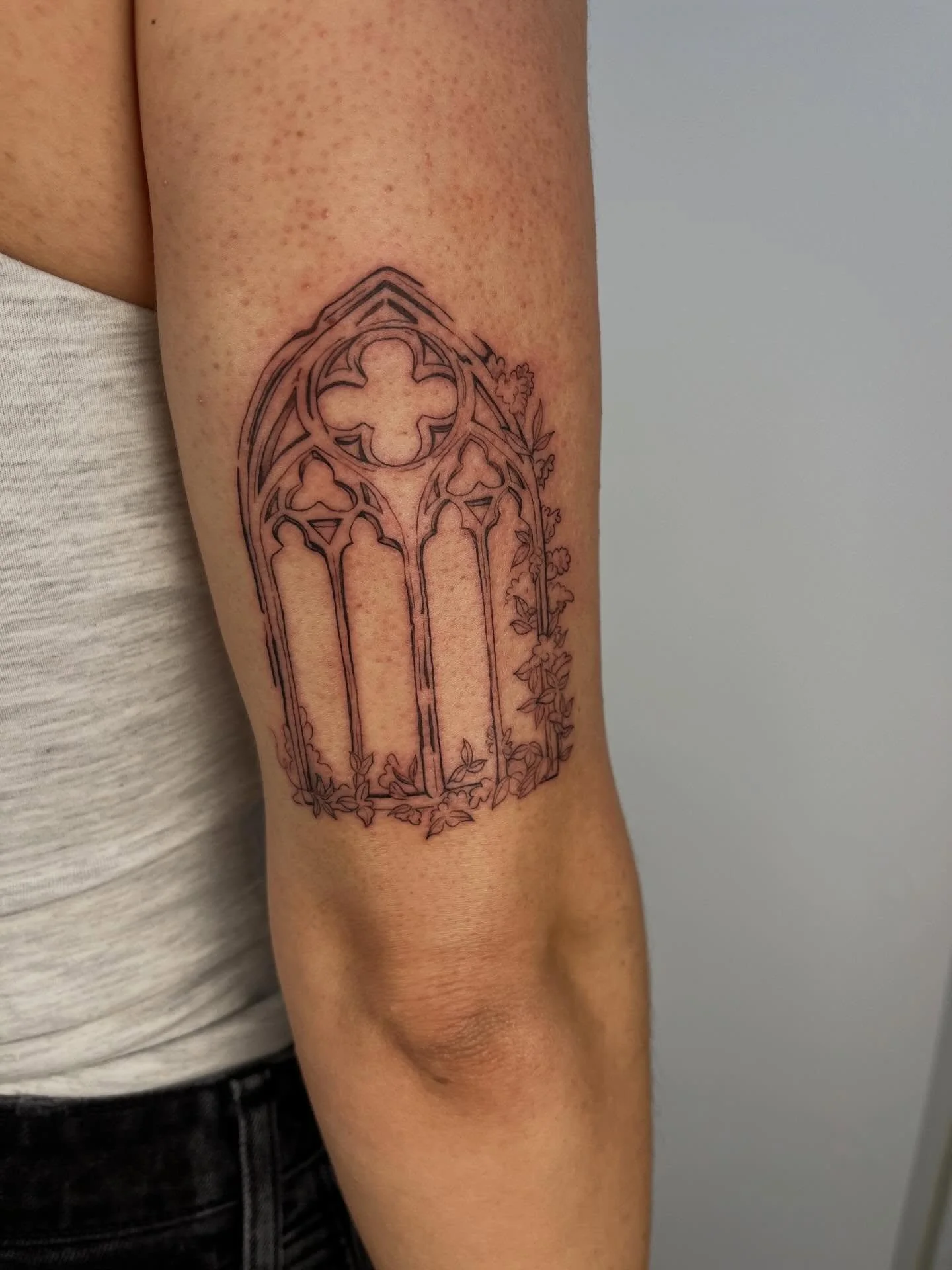 A few fantasy inspired tattoos for today 🌿✨🗡️🔥 thank you so much April!