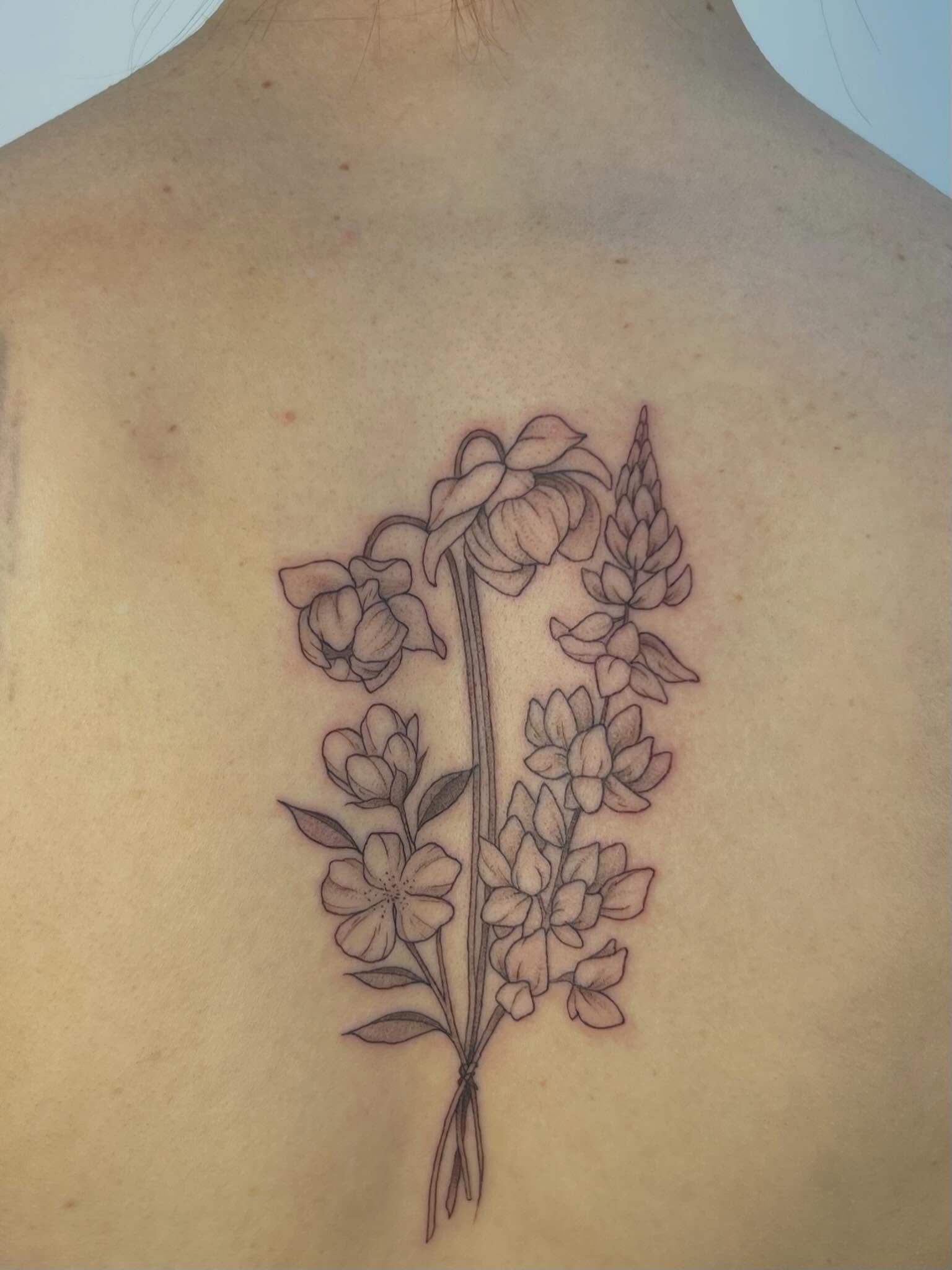 Florals for my cousin Victoria, thanks for getting another one by me ! So nice to have you visit out east! Swipe to see the nuthatch we did a couple of years back.