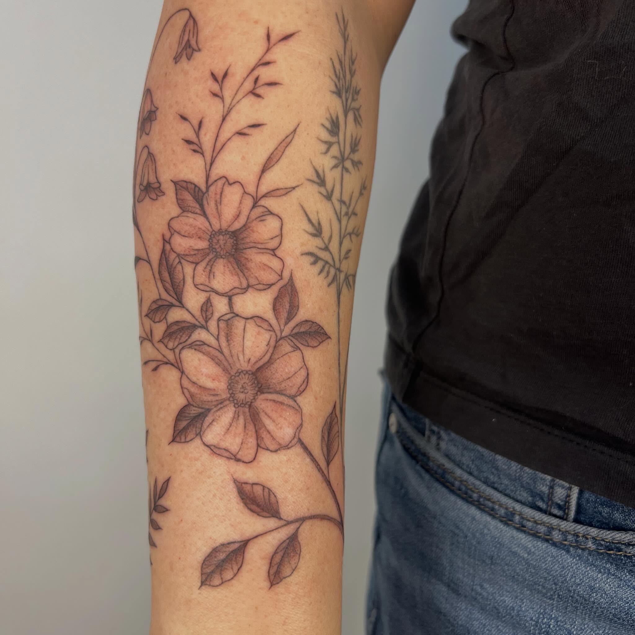 Lower arm florals for Heather, nestled alongside @gurl_soul wheat grass ! Thanks so much for this fun project, stoked we got to include all the important elements into the mix. Thanks for your trust Heather! (Lines healed, shading fresh).