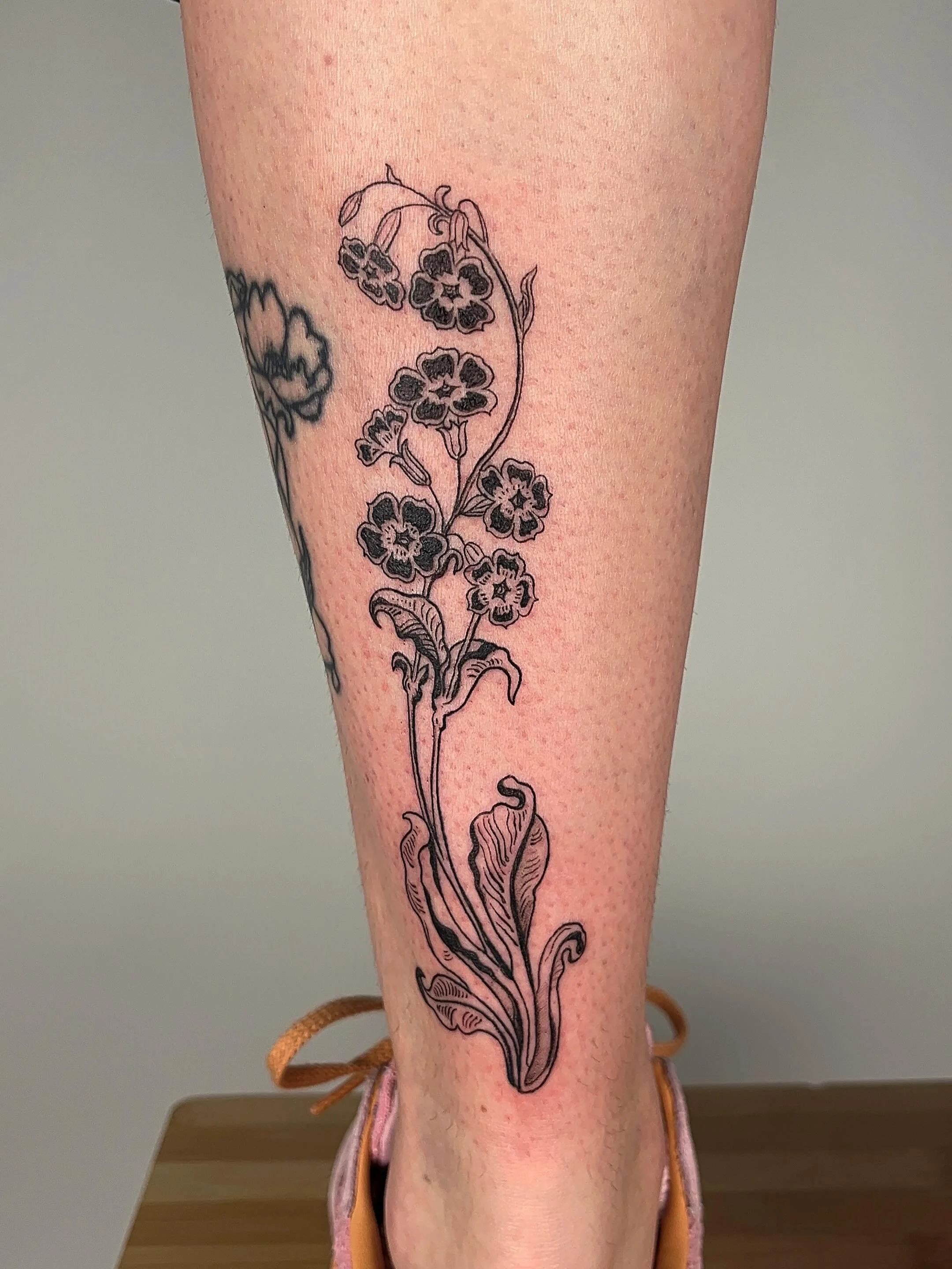 a little classic floral action for the dearest twin @maryellenmvrray always a treat to tattoo my bestie ❤️