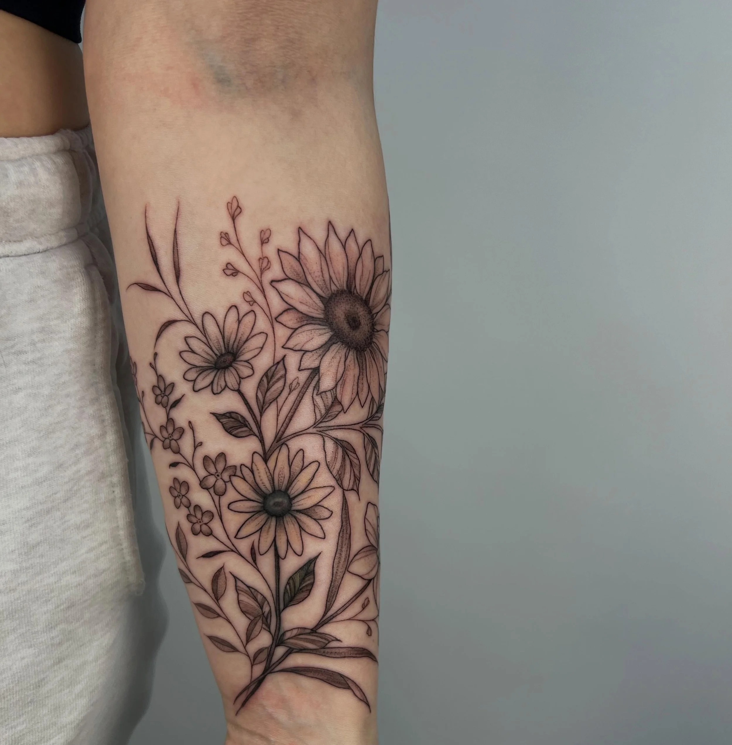 Cover up / rework for Korynn! Swipe to see the old work we reworked.

My style doesn&rsquo;t always lend itself best to coverups, since fully covering older tattoos often requires heavier saturation. But when working with more faded pieces, I can usu