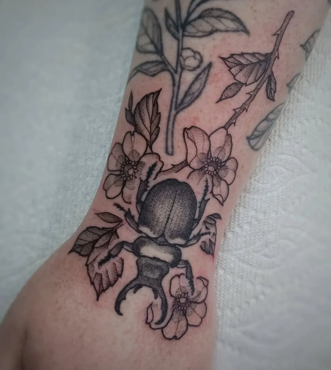 Added some freehand wild roses to Georgia's beetle from a couple of months ago! 🪲🌸
.
.
.
.
.
.
.
.
.
.
.
.
.
.
.
.
.
.
.
#tattoo #wildroses #blackandgraytattoo