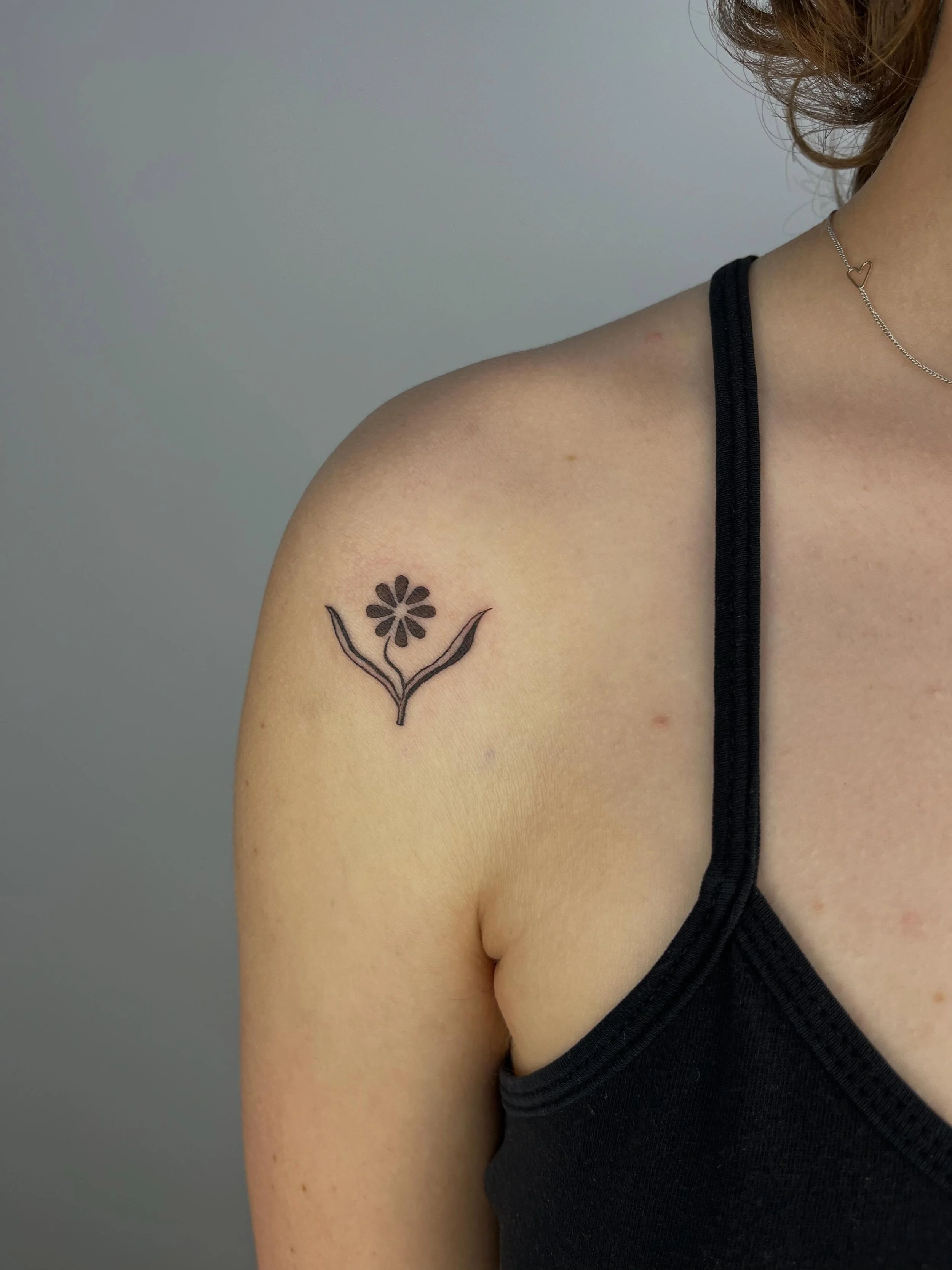 a little matchy shoulder flash, lovely placement 🌸