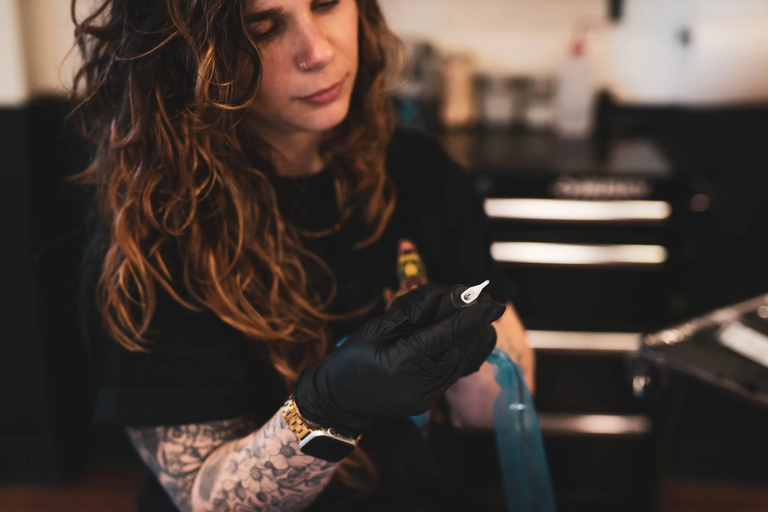 Tattoo artist Jill (@jdawn.tattoo) setting up her tattoo machine at Black Eleven tattoo in Halifax