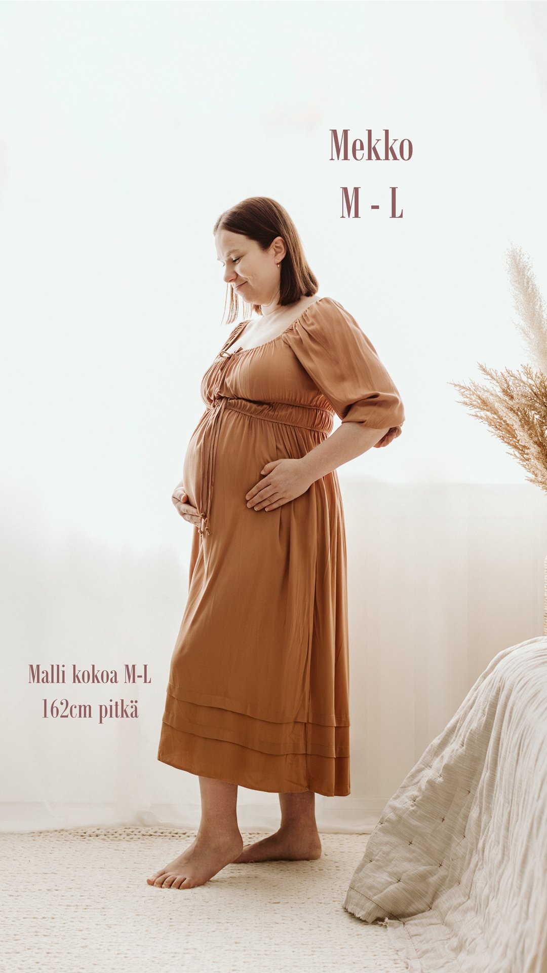 Beige mekko lainattavissa kuvauksiin. Sopii myös odottajille, koska kangas joustaa hyvin.