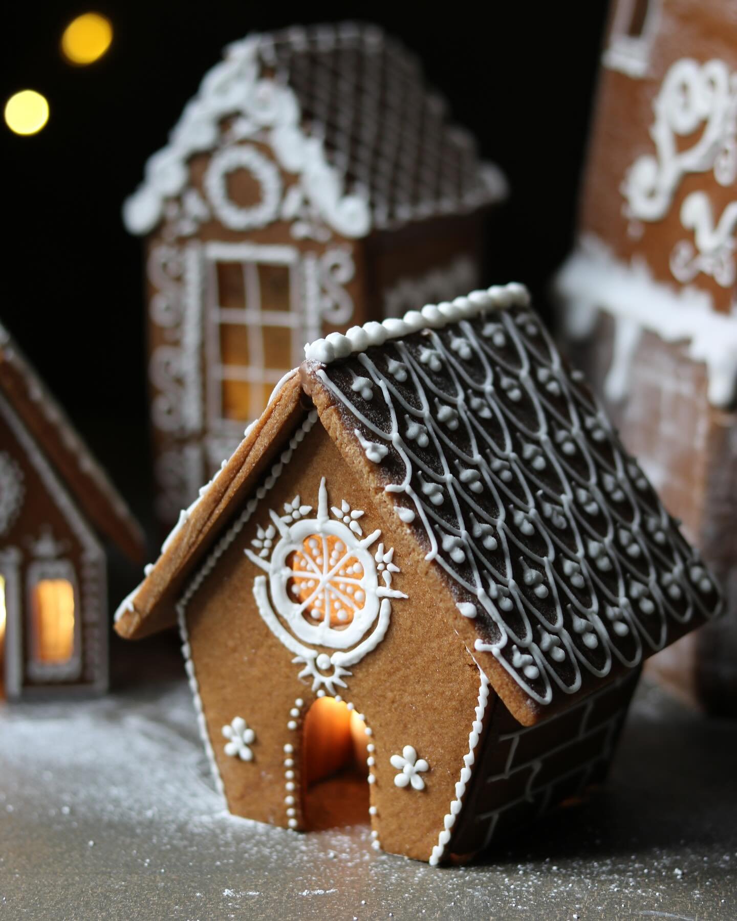 Christmas is not Christmas without a gingerbread house 😍 I so much enjoyed making these little cuties 🏘️ to accompany the lighthouse for Christmas table created by @isabelle.buckland 
.⁠
.⁠
.⁠
.⁠
.⁠
.⁠
.⁠
.⁠
⁠
#wedding #weddings #weddingcake #weddi