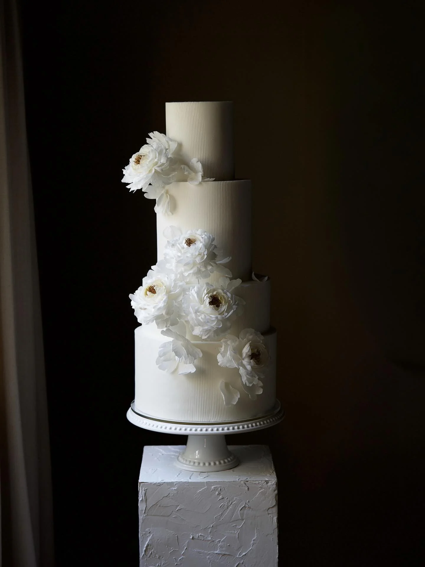 Wafer paper peonies for Dean and Jamie 🤍
All handmade and took ages to make 🤣 but the results are worth the effort 

@d_isaac93 

.
.
.

#cakemasterpieces #cakeinspiration #cakedesigner #weddingcakedesigner #luxuryweddings #cakeartist #cakeartists 