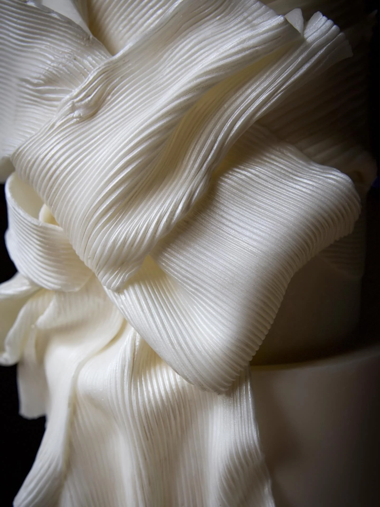 Inspired by fashion 🤍
.
.
.
.
.

#cakemasterpieces #cakeinspiration #cakedesigner #weddingcakedesigner #luxuryweddings #cakeartist #cakeartists # uniquecakes #uniquecakedesignes #inspiration #inspirationartists #cakeartist #cakeart #weddingcakeart #