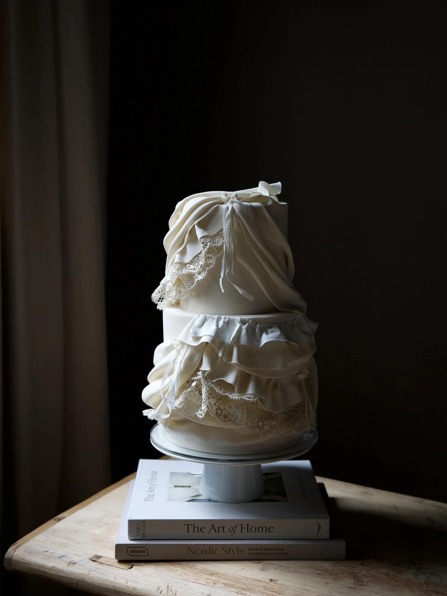 Cute, vintage and romantic little cake ☺️💛 
for dear Rachel and Daniel last weekend 

.
.
.
.

#wedding #weddings #weddingcake #weddingcakesupplier #weddingsupplier #luxuryweddings #destinationweddings #bespokeweddingcake #bespokewedding #weddingpla