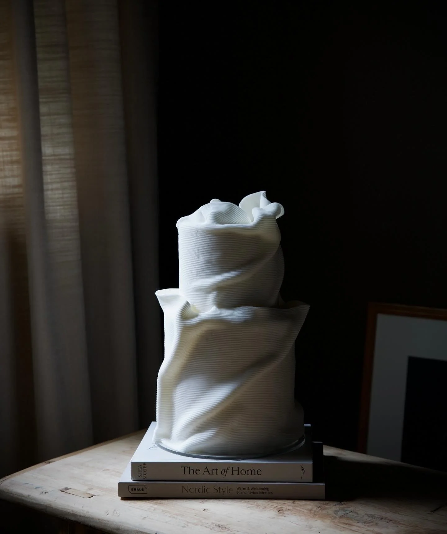 Beauty in simplicity 🤍

For Lauren and Andrew who celebrated their special day earlier in October at @llantiliohouse 
Wedding planner @studioporter 
.
.
.
.

wedding #weddings #weddingcake #weddingcakesupplier #weddingsupplier #luxuryweddings #desti