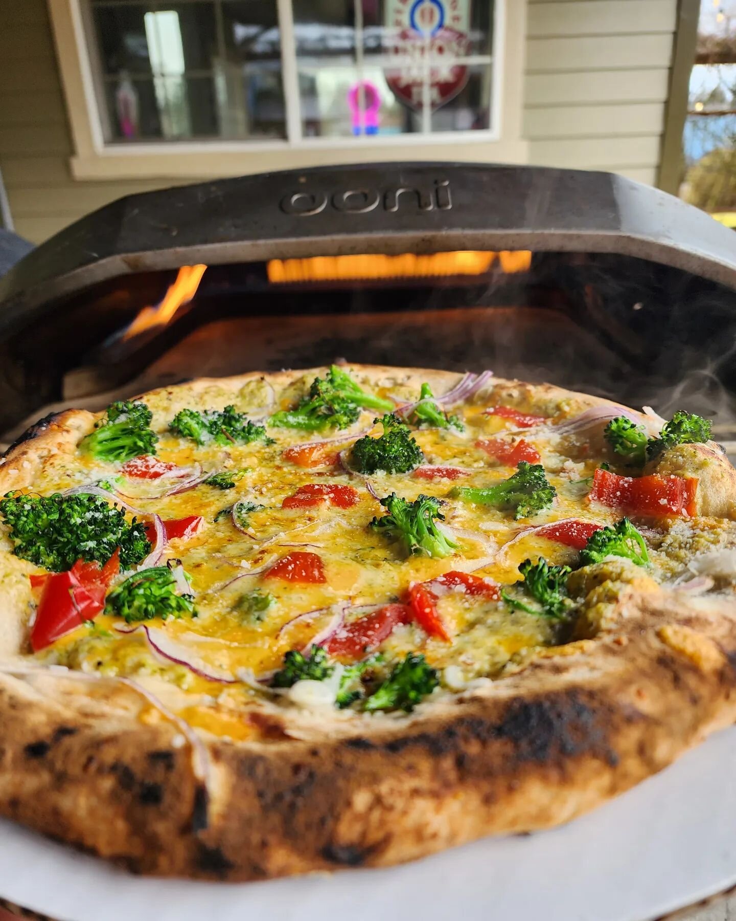 Y'all been sleeping on the Broccoliscious. This is the perfect spring-ish  pie (cuz let's be real, mother nature ain't exactly been sweet recently) broccoli cheddar cream, clothbound Irish cheddar, red onion sweet peppers, and roasted broccoli. 

On 