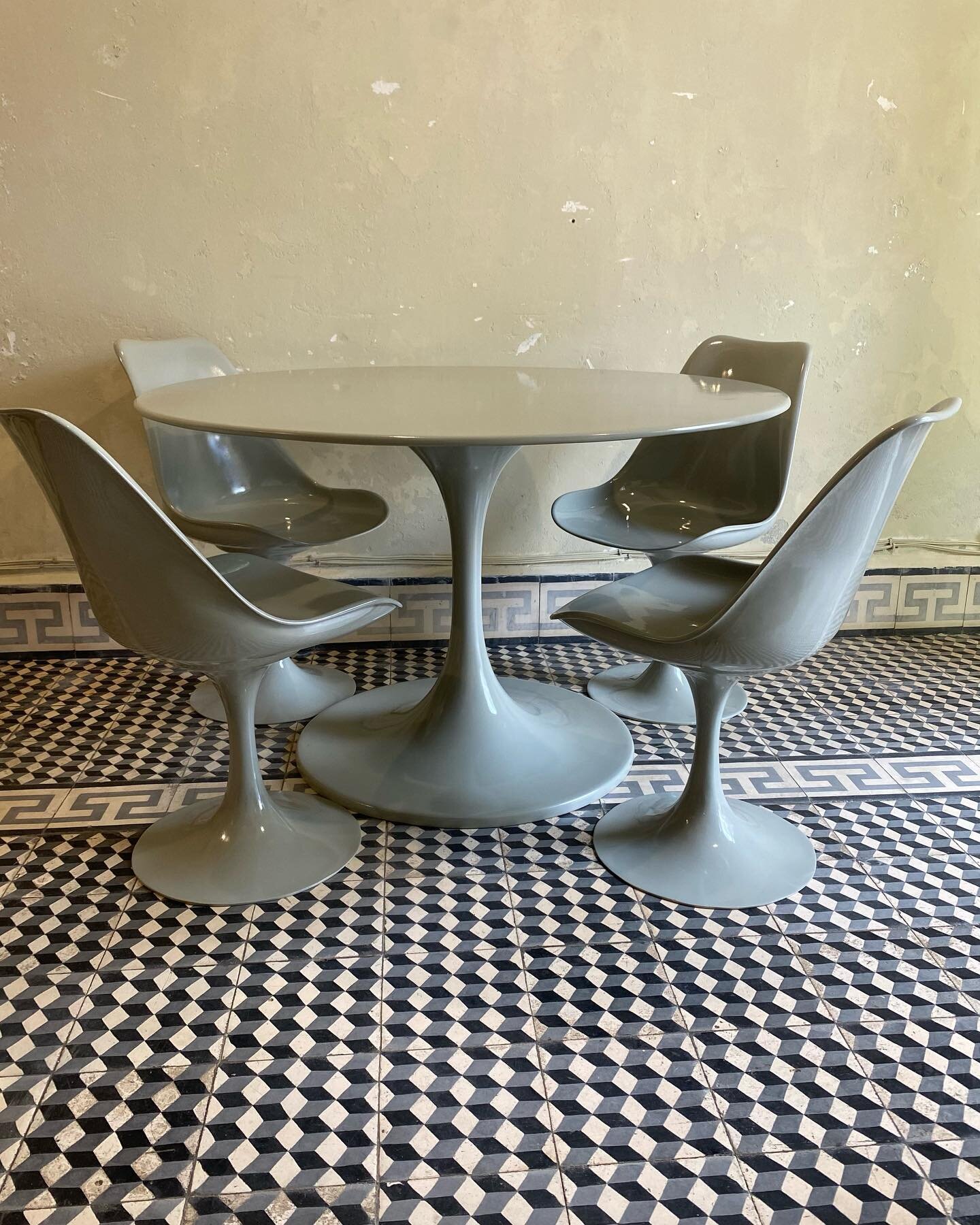 Fancy a vintage Tulip table with vintage Tulip chairs? We&rsquo;ve got you covered! DM us to discuss which sumptuous custom colour you have been dreaming of and we will make it happen. Tulip set pictured here in light battleship grey. 
.
.
.
.
.
.
.
