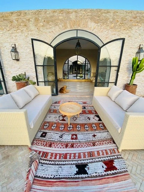 28 Ways (in pictures) to Style Moroccan Rugs | Mid Century Maroc ...
