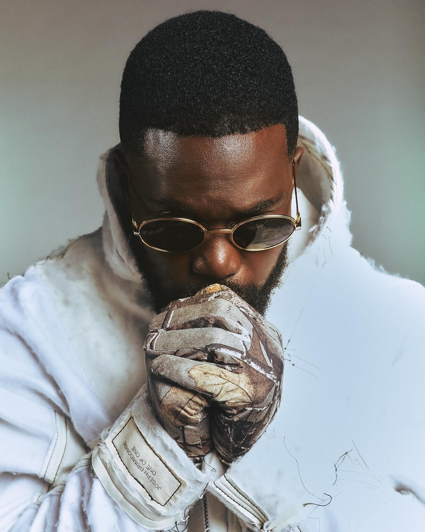 Fen&ocirc;meno, MOBO Pioneer and Fellow Arsenal Devoted @therealghetts Wears @joe.brim for @versus

Photography: @blacksocks.studio
Lighting: @forthesakeof_joy
Styling: @ellie_r
Styling Asst: @mollyrekinder
Set Design:@murdohepburn
Set Design Asst: @