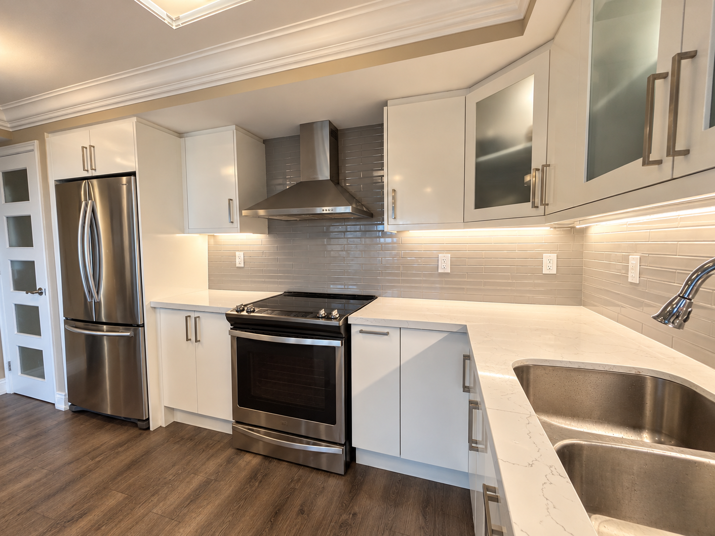Modern L-Shaped Kitchen in Warm Neutrals.png
