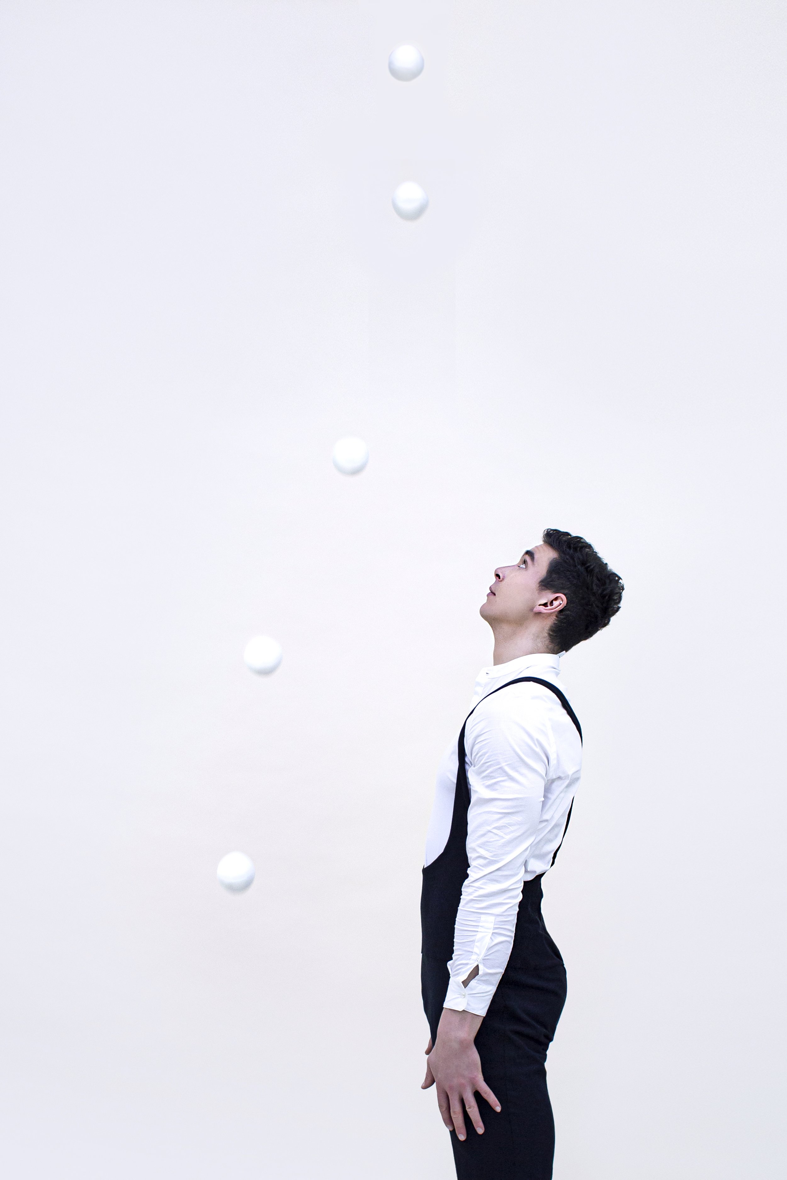 Mike Corr expertly lines up 5 juggling balls during his circus performance