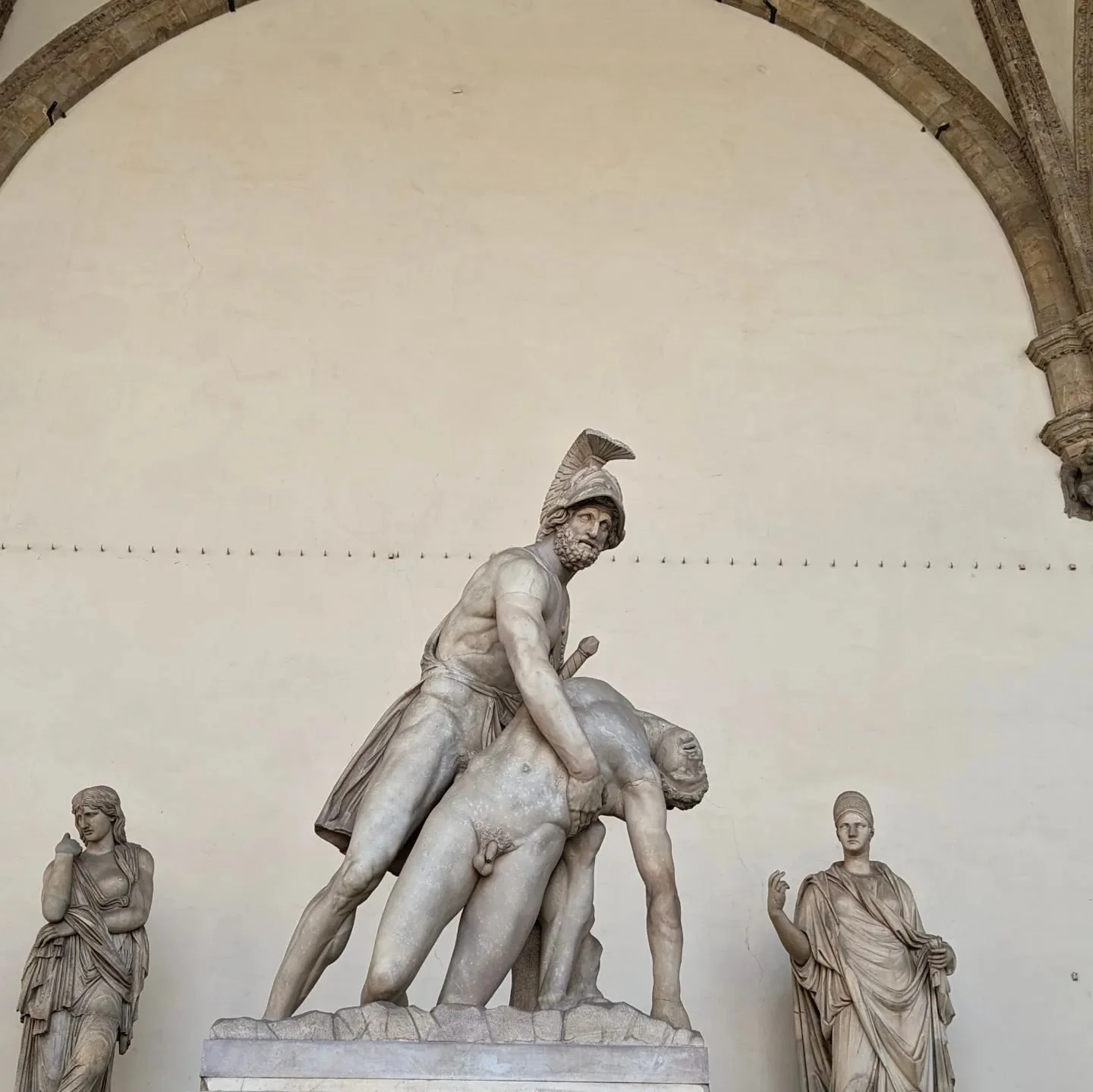 The video was inside the Palazzo Vecchio - two strangers came together for an impromptu performance 🫶