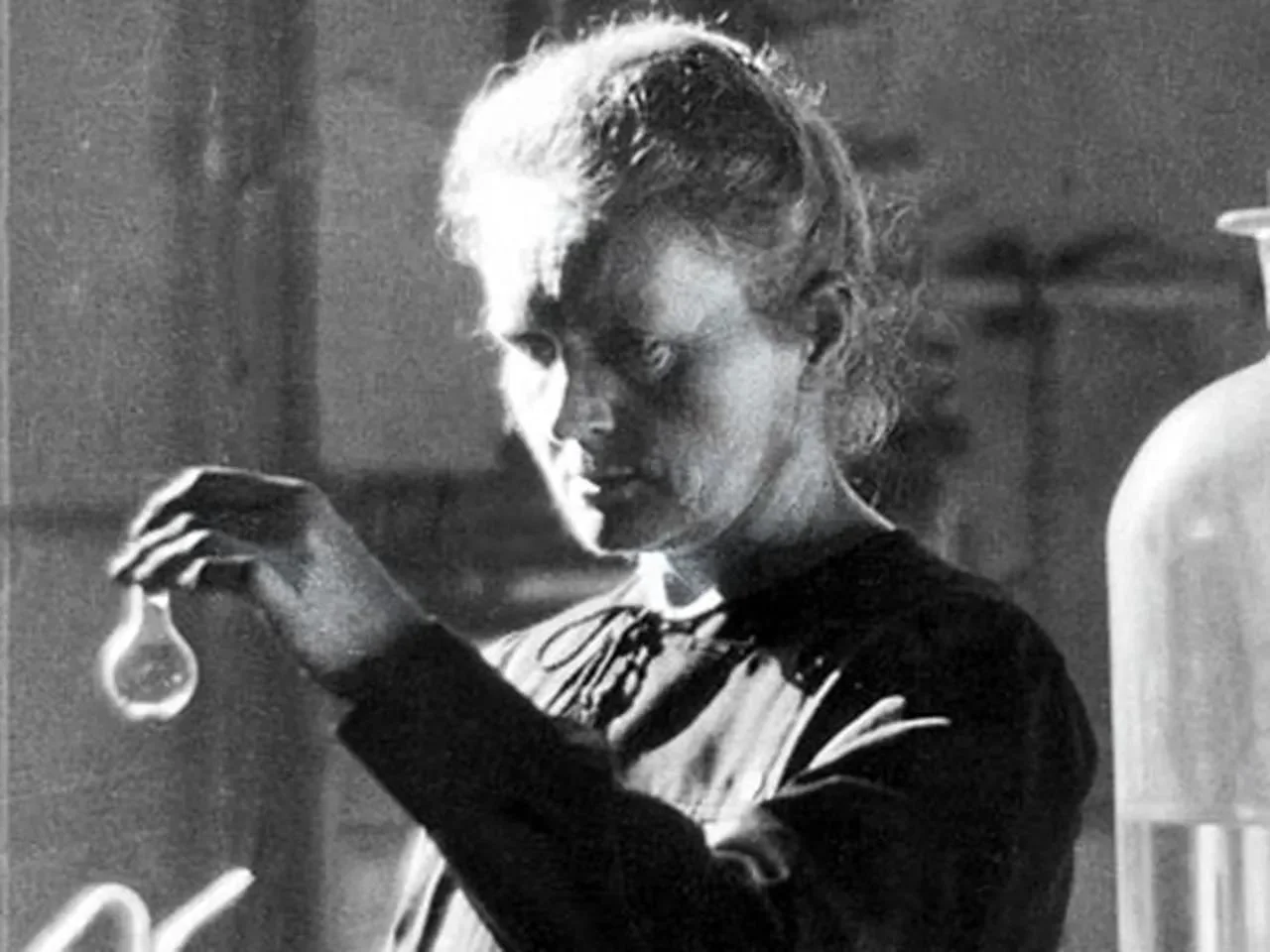 The Chemist Who Kept Working After the Tragedy (Marie Curie, France/Poland)