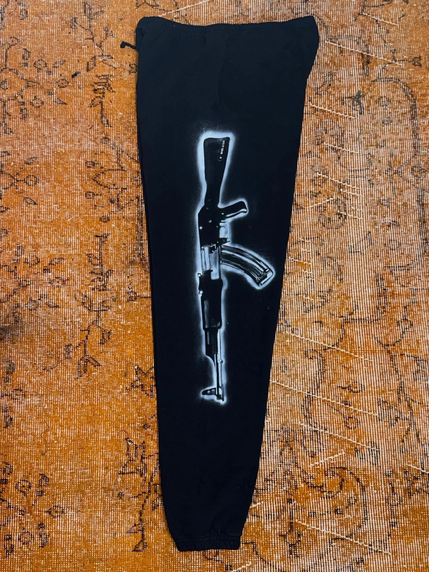 signature ak-47 sweatpants ★  pre-order in black on the site ★  airbrush on 100% recycled cotton 

#kalashnikov #airbrush #afghanistan #sustainablefashion