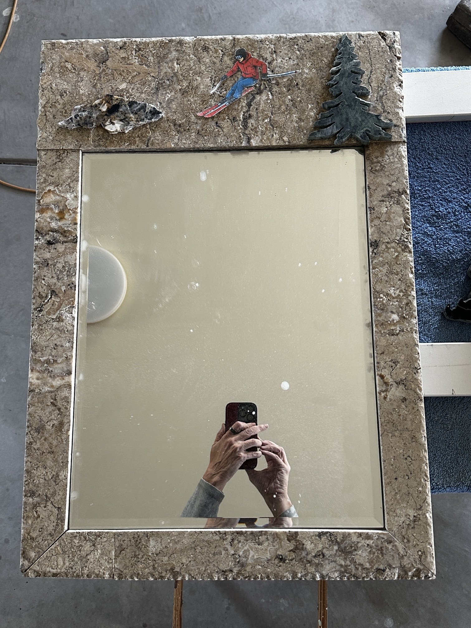Skier mirror, perfect for Mountain home. #mountainhomedecor #skidecor #skimirror #lodgedecor