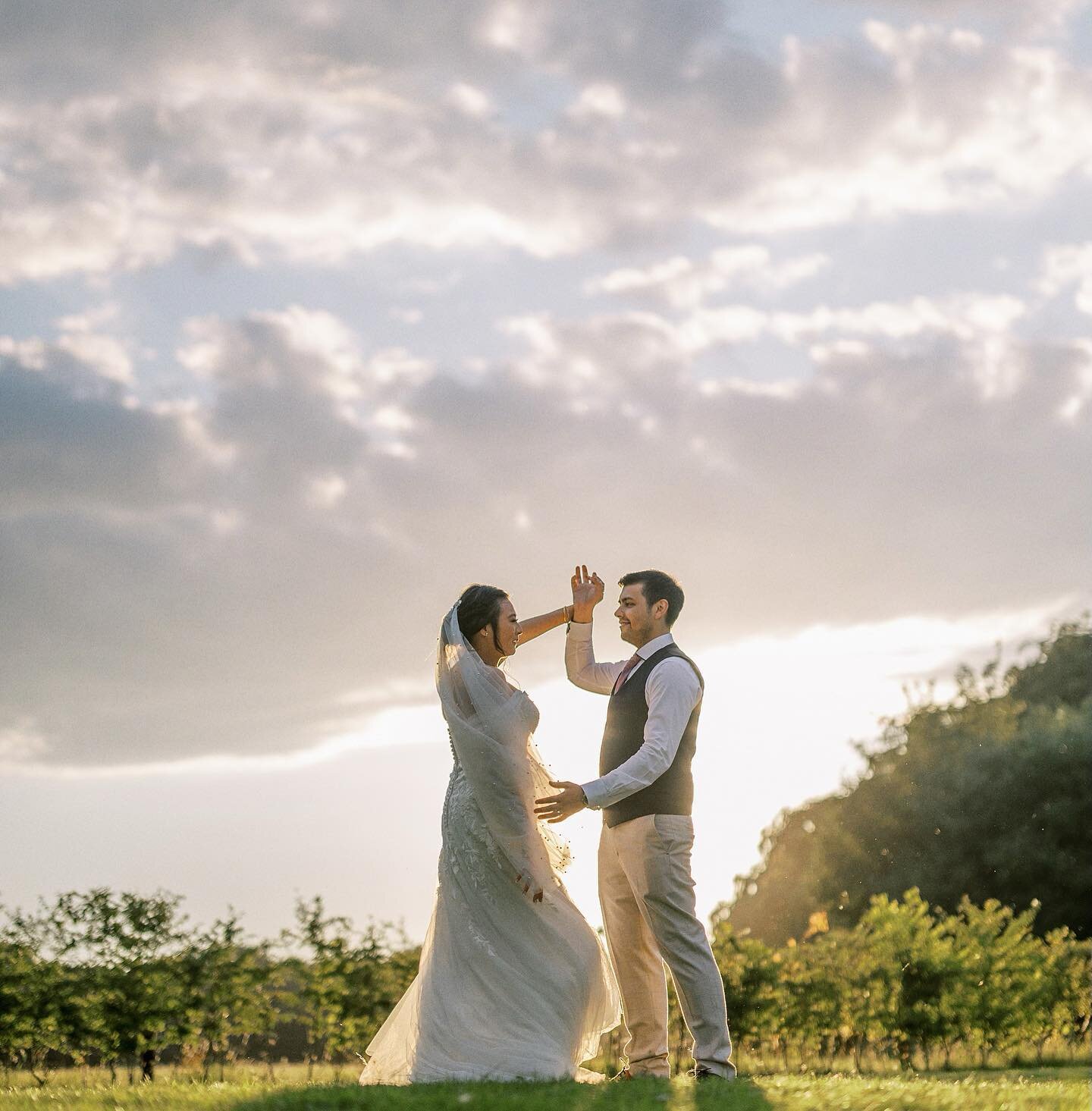 Summer sun, stunning venue and a gorgeous happy couple - my job is easy sometimes! Here are a few captures from the wedding of the lovely Faye and Jack 💕
@hazelgapbarn 
@crippsandco @faye_siow 
.
.
.
.
.
.
.

 #2024wedding #2025wedding&nbsp;
#weddin