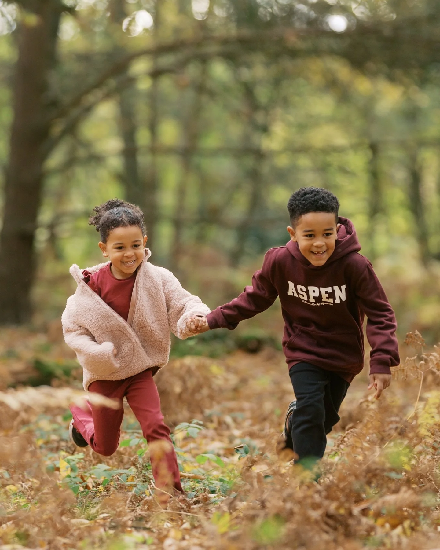 Eli &amp; Essi 🍂 💙 🩷 
.
.
.
.
.
.
#autumnvibes🍁 #autumnminisessions #familyphotography #childrenphotographer #yorkshirefamilyphotographer #climbingtrees