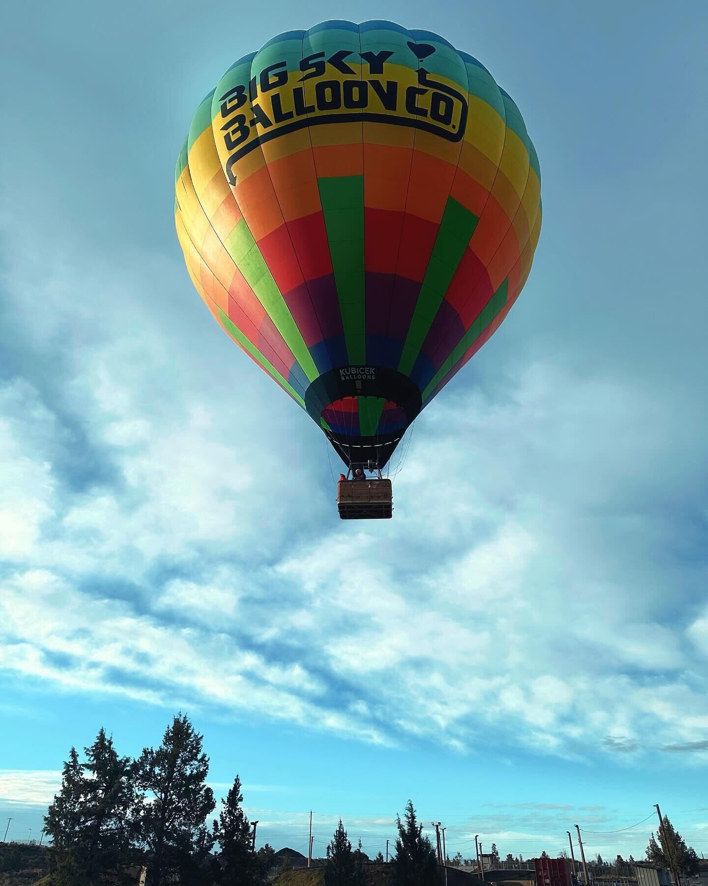 Soaring above Central Oregon&rsquo;s beauty. Join us for our hot air balloon tours. 🎈 

Link for reservations in bio!! 

#centraloregon 
#hotairballoonrides 
#ExploreCentralOregon #NatureAdventures #OutdoorWonderland #WildernessEscape #CascadeParadi