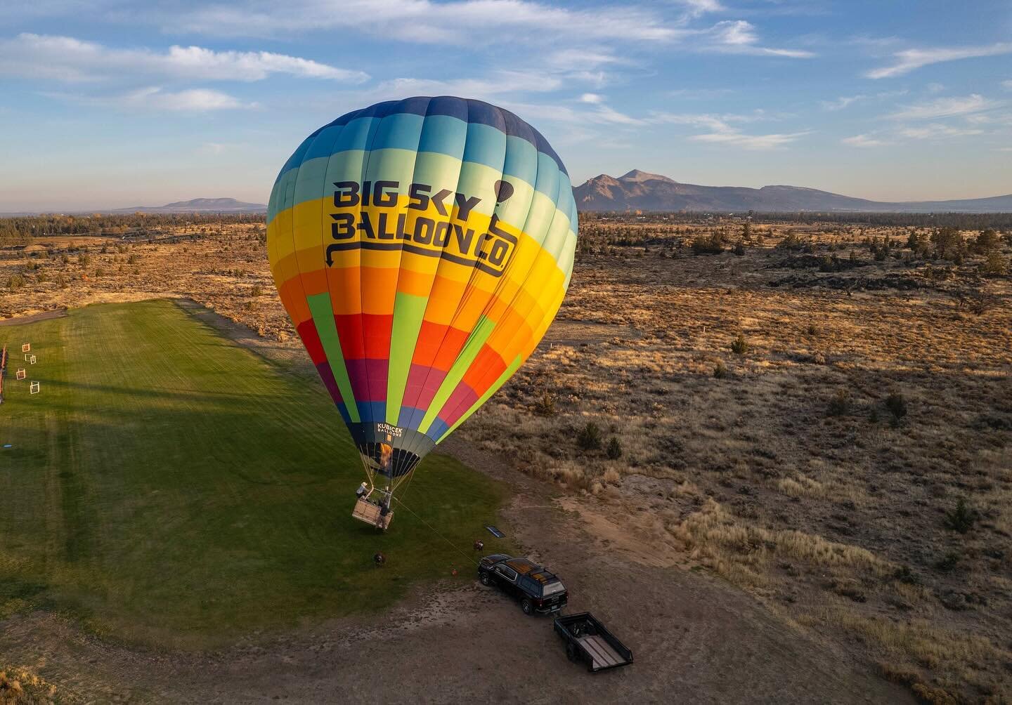 Book your breathtaking adventure with us @bigskyballoonco 🎈🌄

Let the beauty of Smith Rock and the gorgeous cascades take your breath away
 

📸 : @howardlipin
 
#Hotairballoonrides #Centraloregon #SkyHighAdventures #UpUpAndAway #DiscoverTheSkies