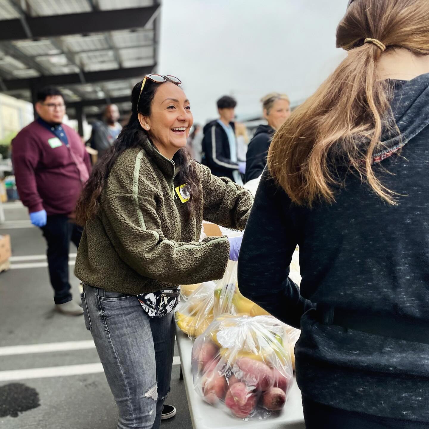 Last Saturday, volunteers of all ages came together with @neighborhoodhealthcare and @feedingsandiego to warmly welcome our neighbors. 😊 With beaming smiles, they distributed food to over 150 families in need. Join us next month on March 16 by signi