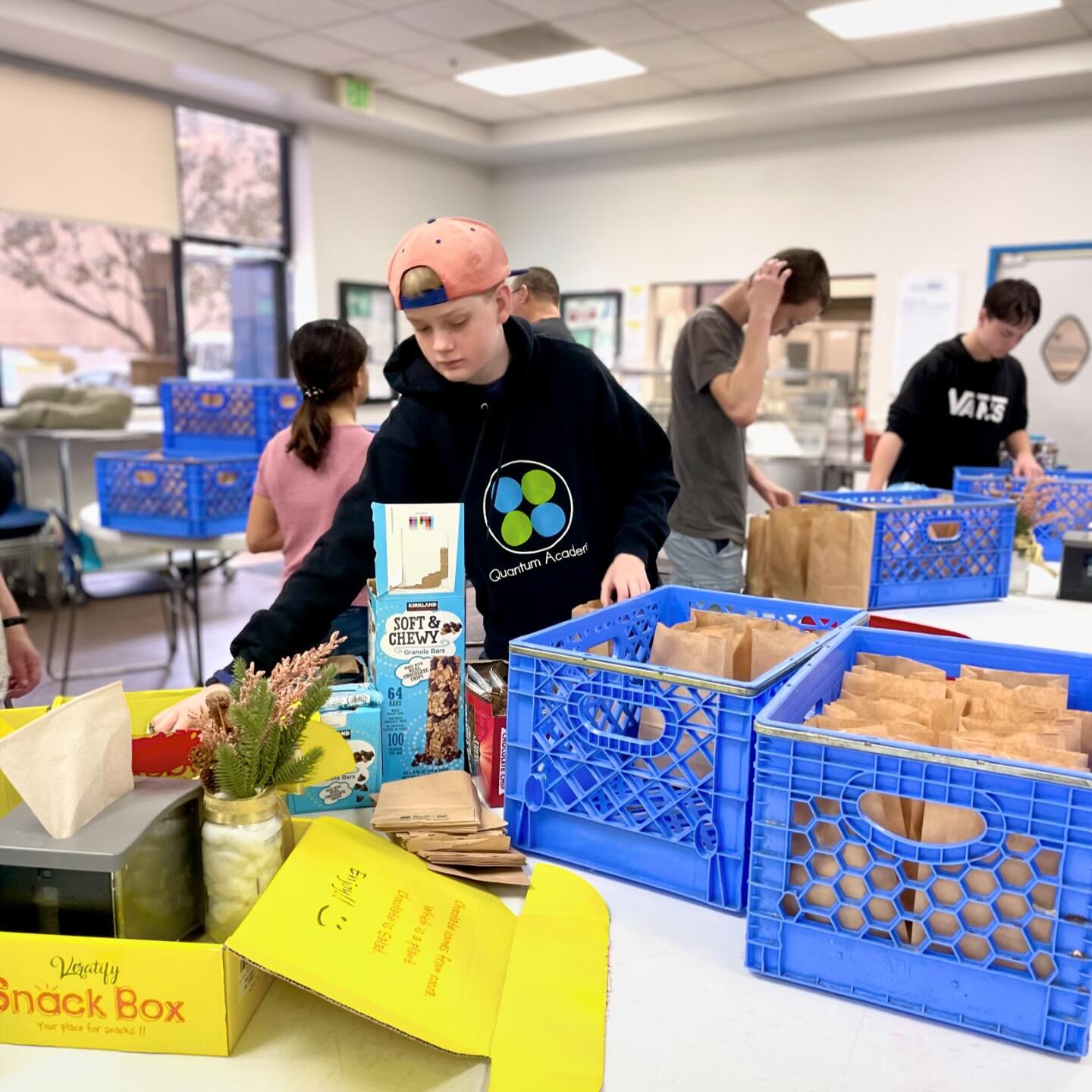 We wrapped up an epic Love Esco Month ❤️ by teaming up with our pals from @quantum_eusd to make sandwiches and pack up 200 lunches for our neighbors in need at @interfaithcs! 🌟💙🥪💚