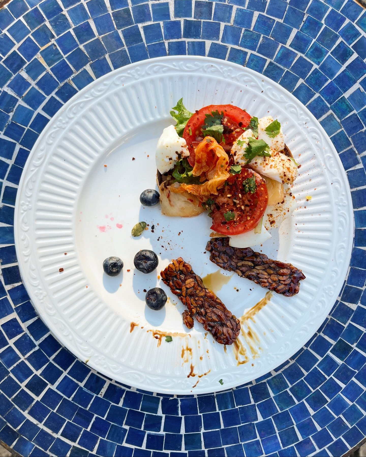this one was a bit of a diva

An English muffin topped with a broken jammy egg, kimchi, and tomatoes. Served with some sticky coconut aminos-balsamic tempeh 😙