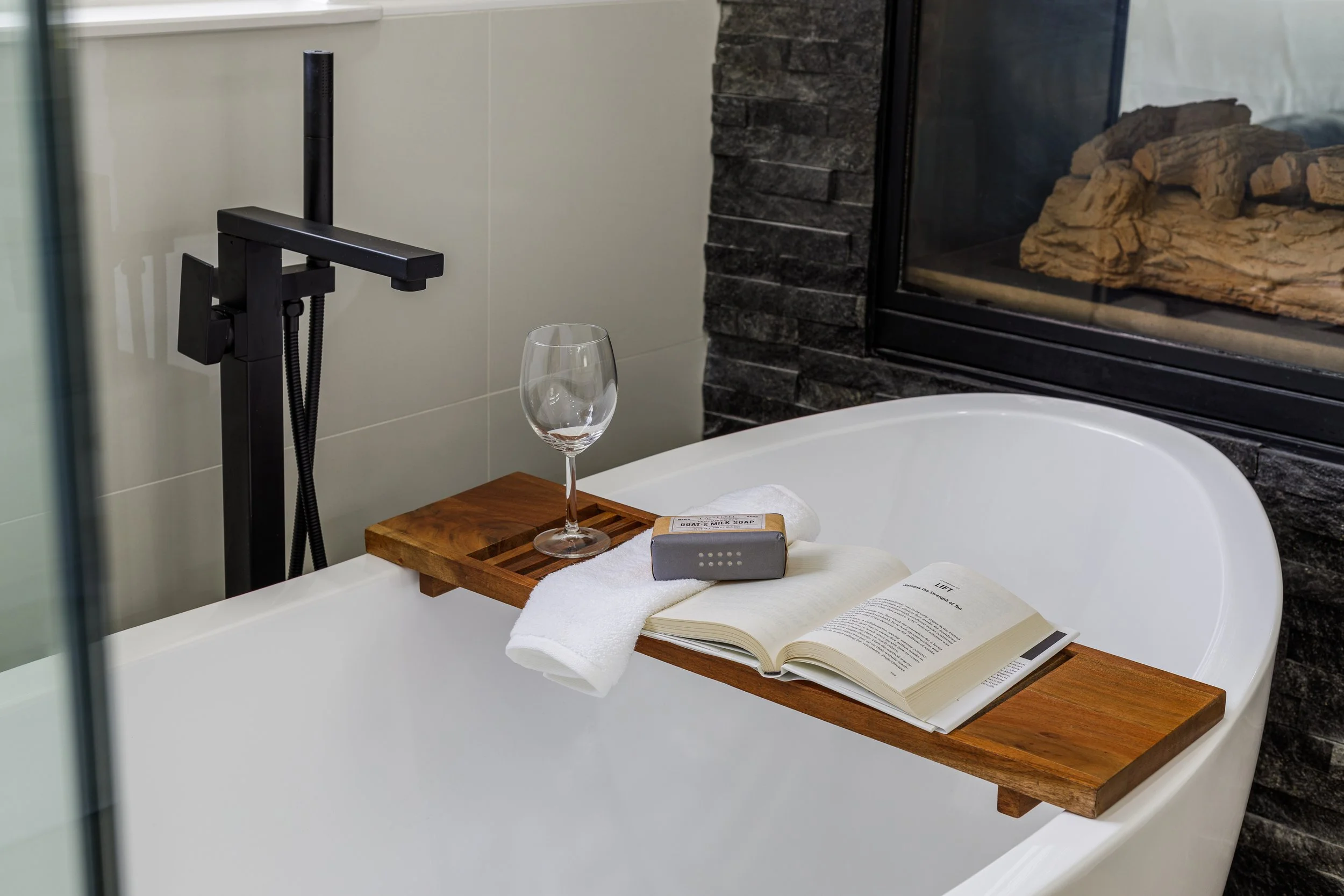 RIVERTON FLIP STAGED-51.jpg