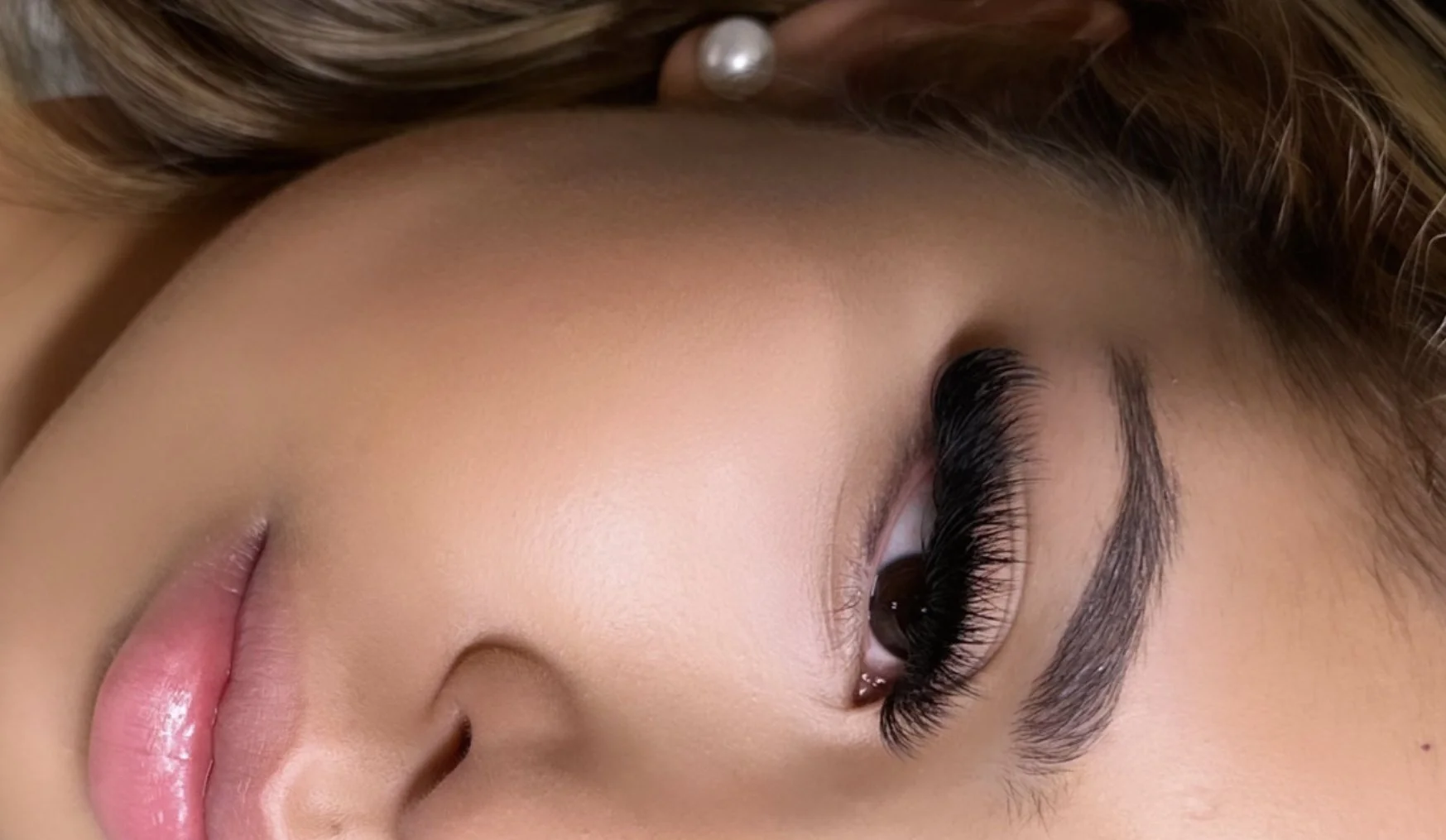 How to Achieve a Dark Lash Line